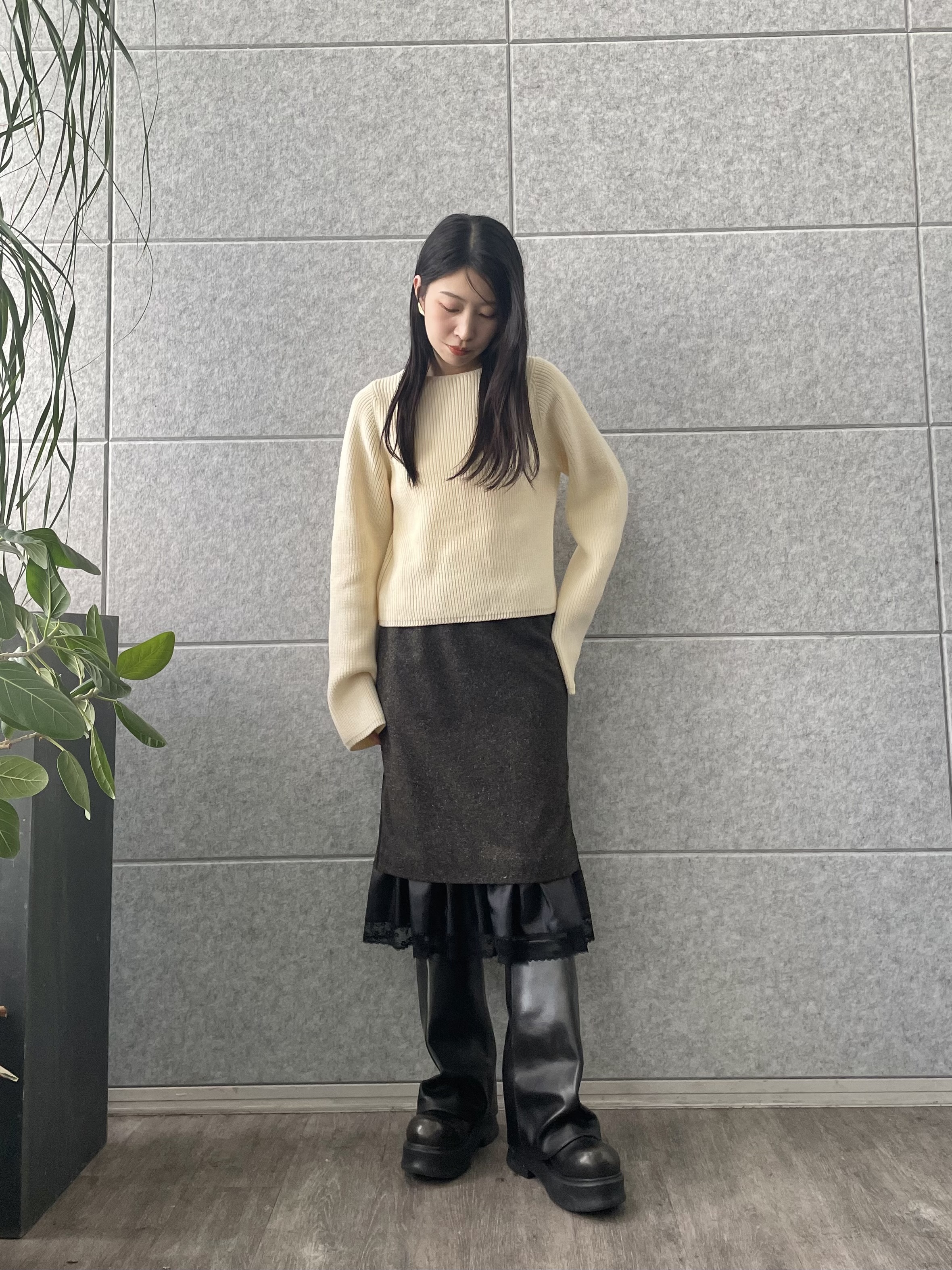 丸山加奈子さんの「CODE A｜deep V form knit」を使ったコーディネート