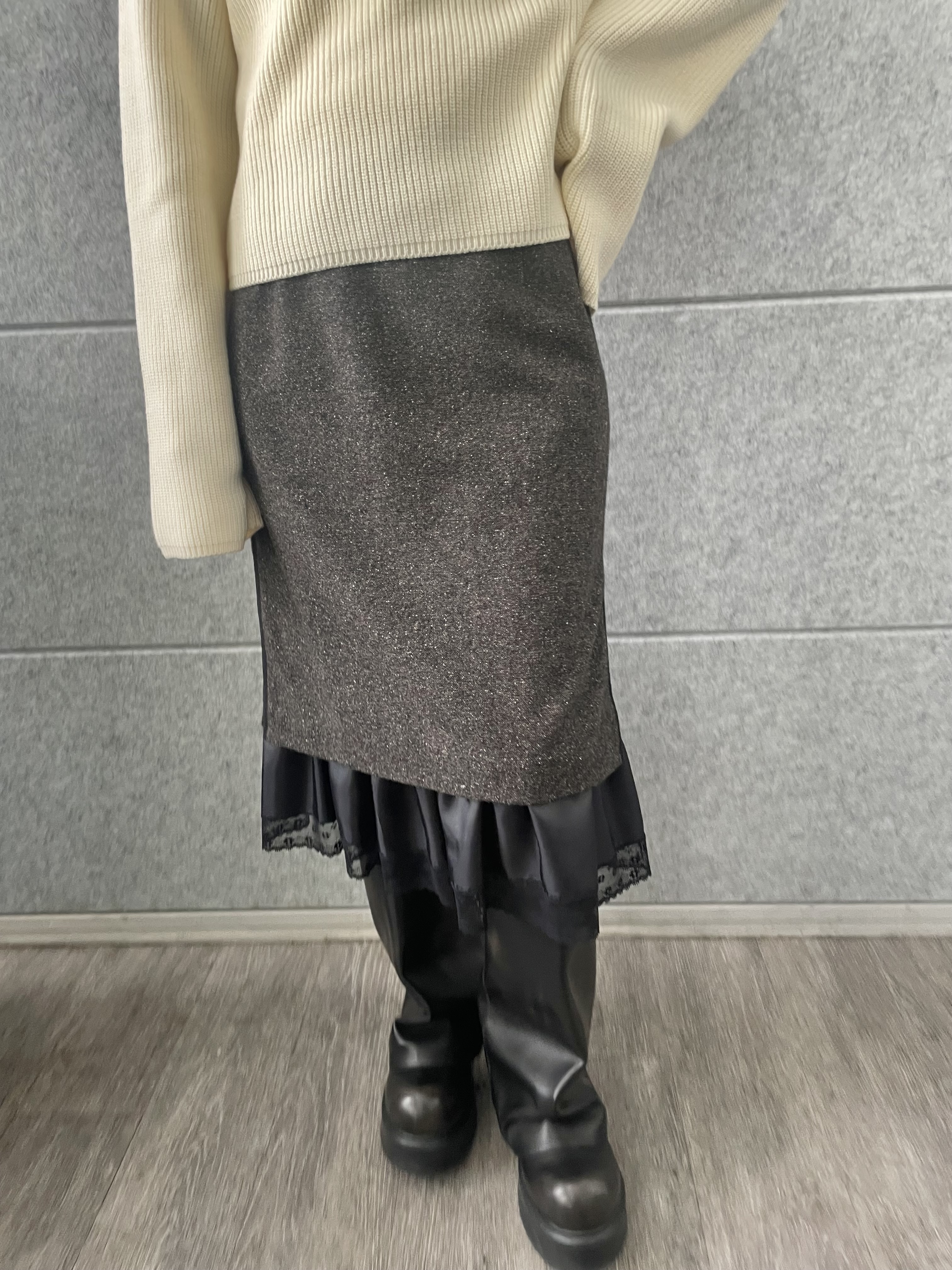 丸山加奈子さんの「CODE A｜deep V form knit」を使ったコーディネート