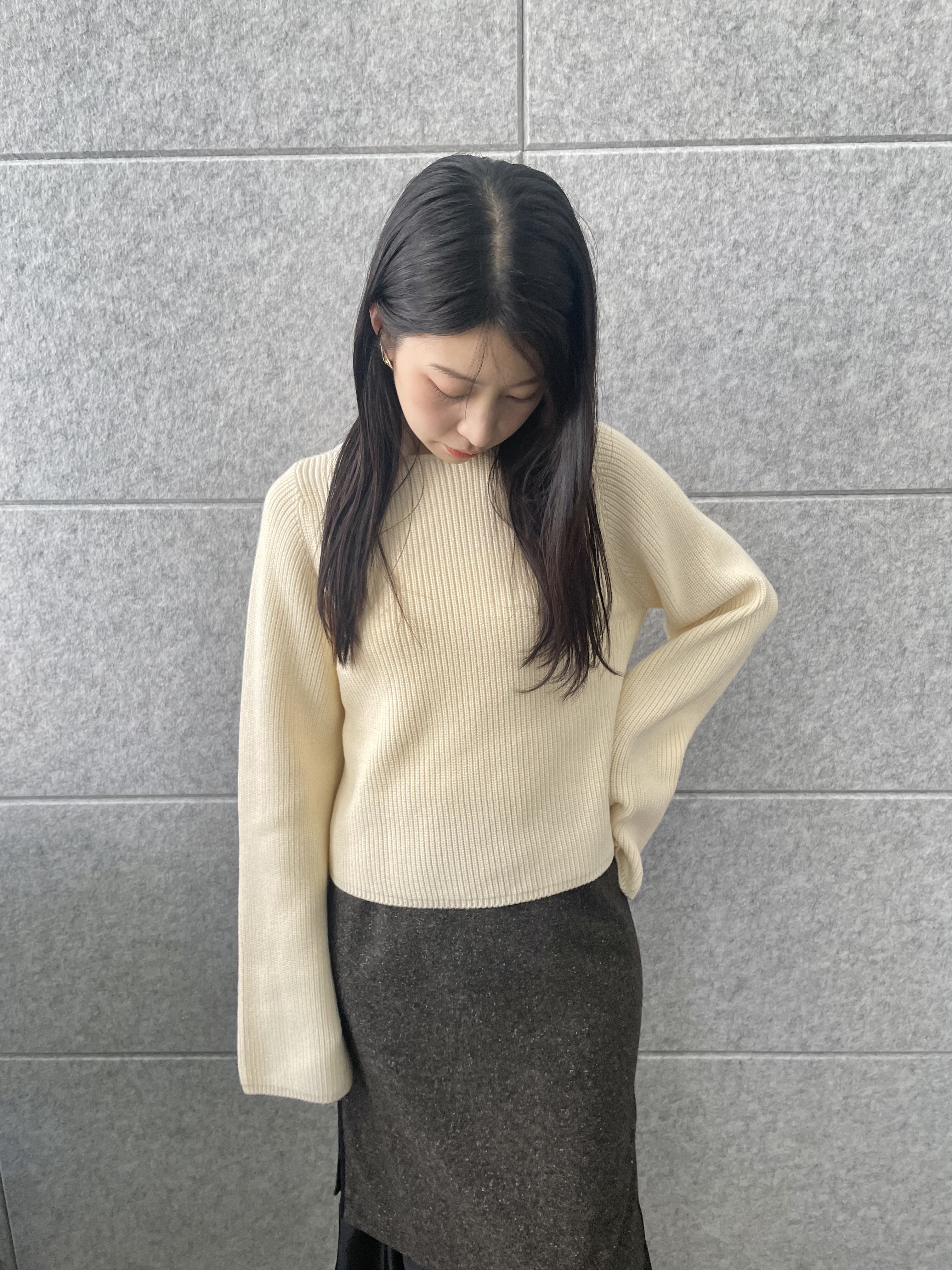 丸山加奈子さんの「CODE A｜deep V form knit」を使ったコーディネート