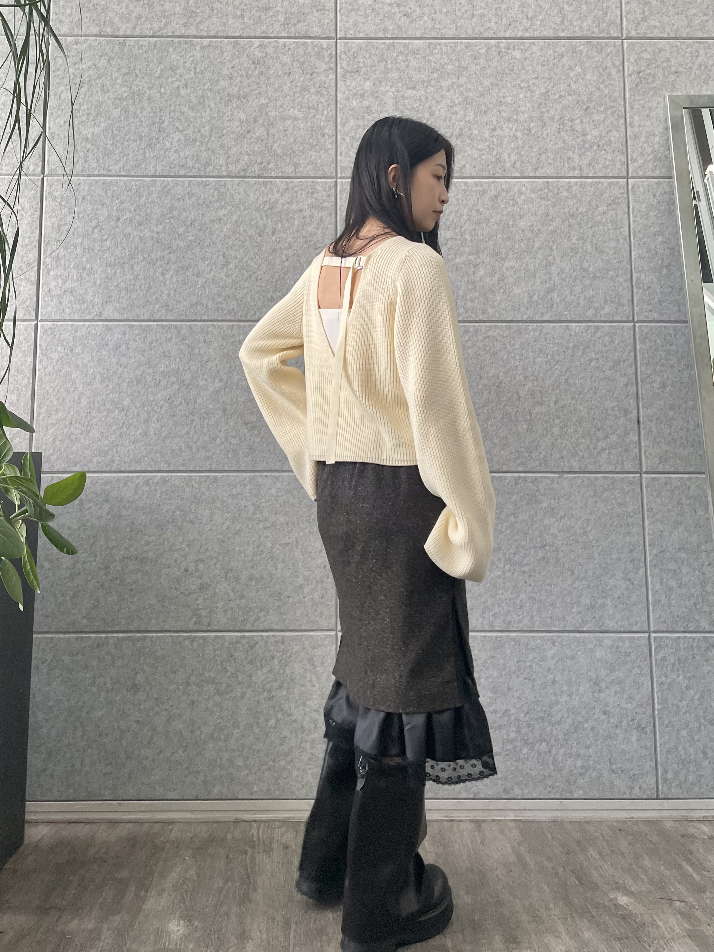 丸山加奈子さんの「CODE A｜deep V form knit」を使ったコーディネート