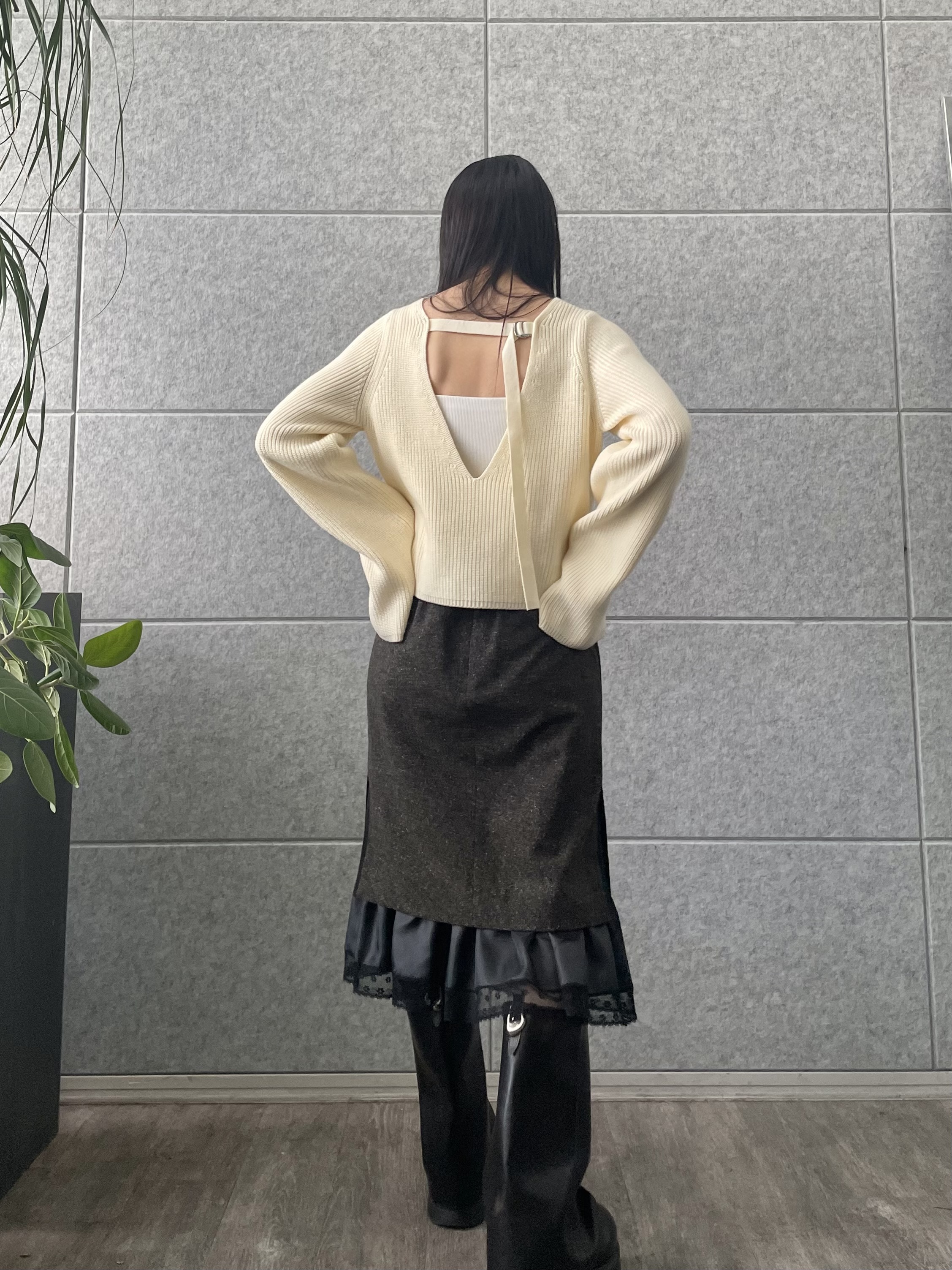 丸山加奈子さんの「CODE A｜deep V form knit」を使ったコーディネート