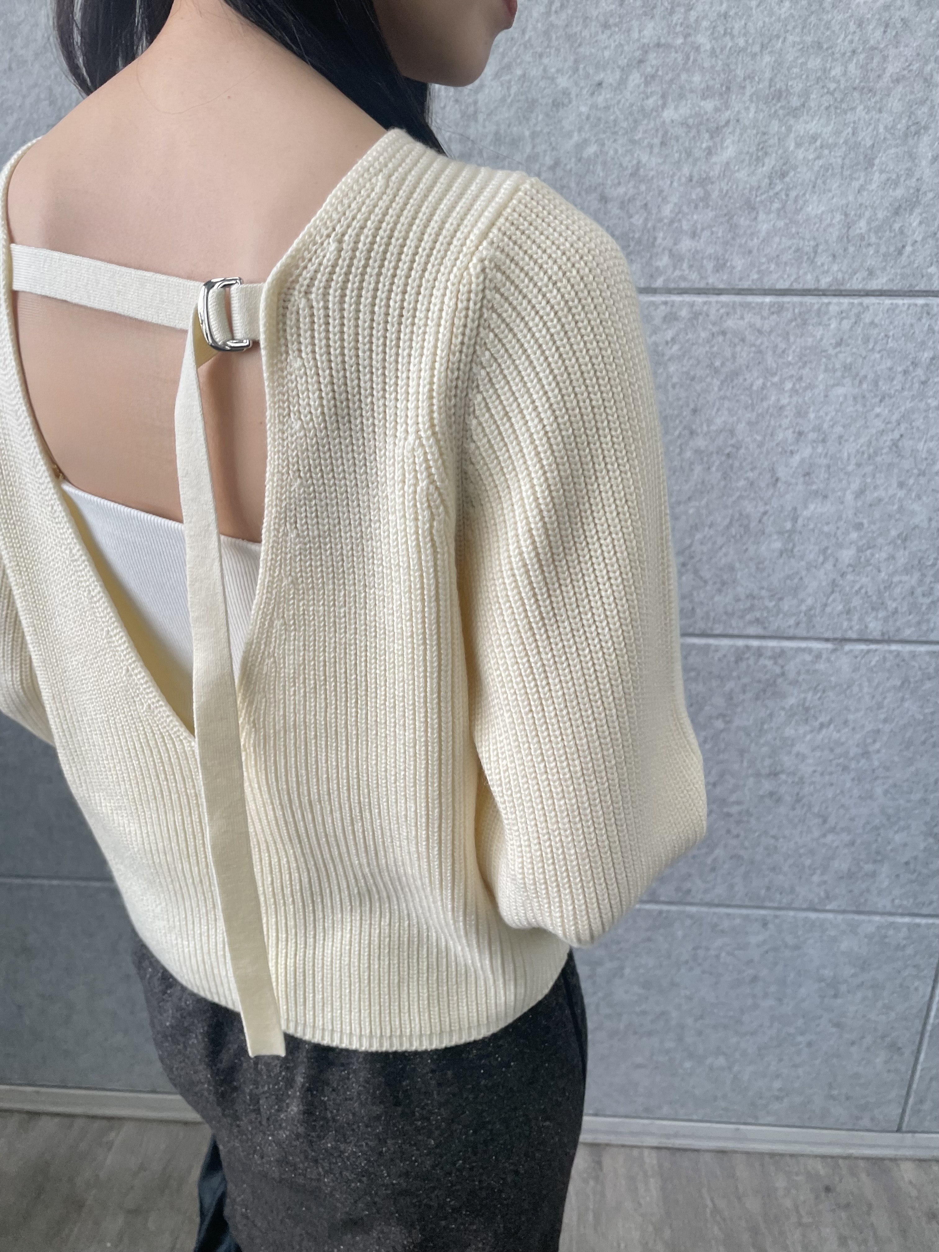 丸山加奈子さんの「CODE A｜deep V form knit」を使ったコーディネート