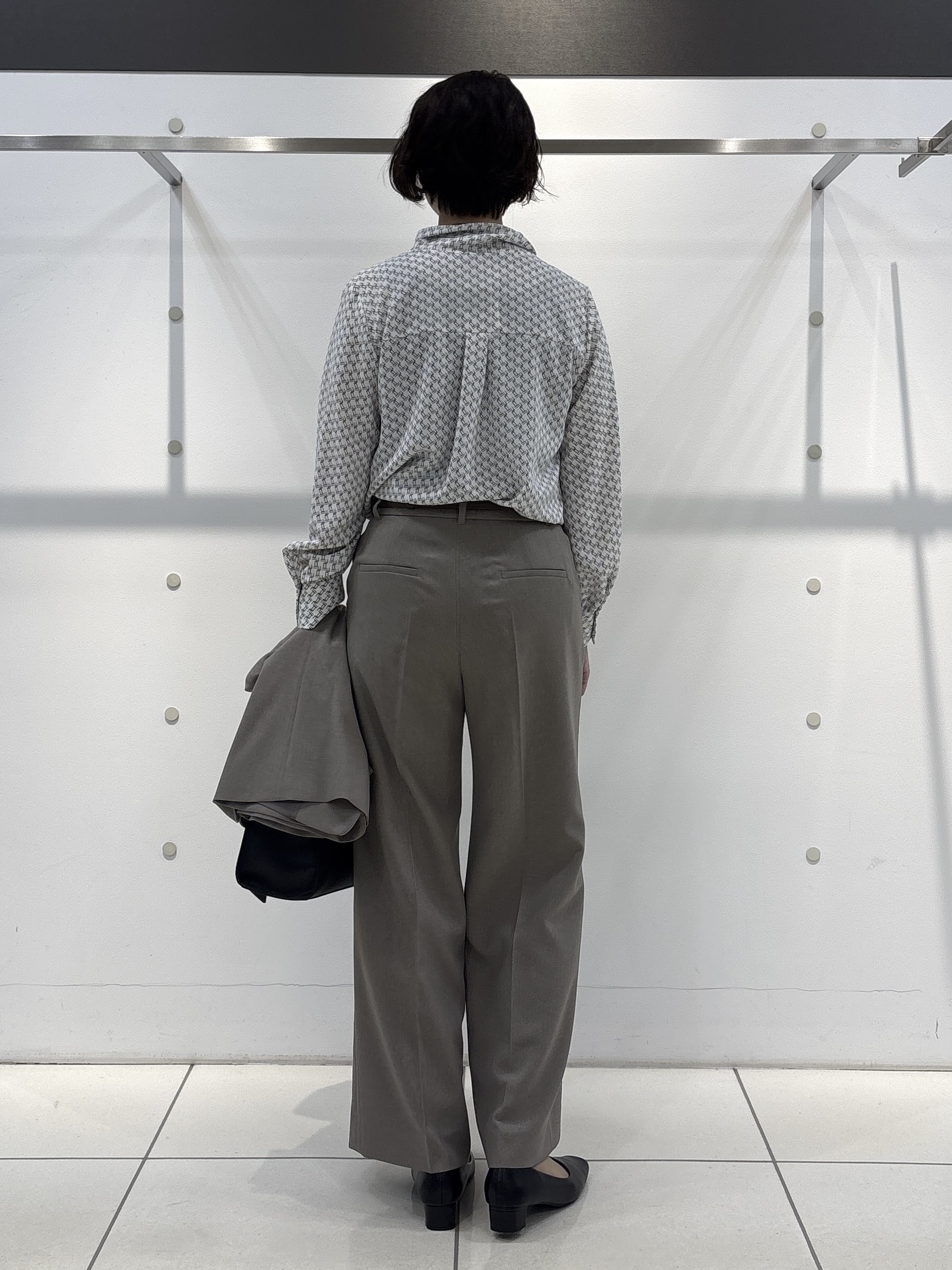 yuriさんの「INDIVI｜【UVケア／通勤】幾何学柄ボウタイ風ブラウス」を使ったコーディネート
