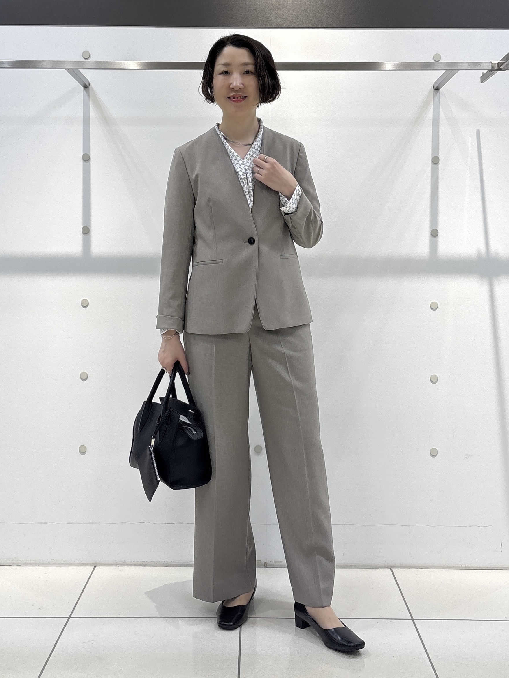 yuriさんの「INDIVI｜【UVケア／通勤】幾何学柄ボウタイ風ブラウス」を使ったコーディネート