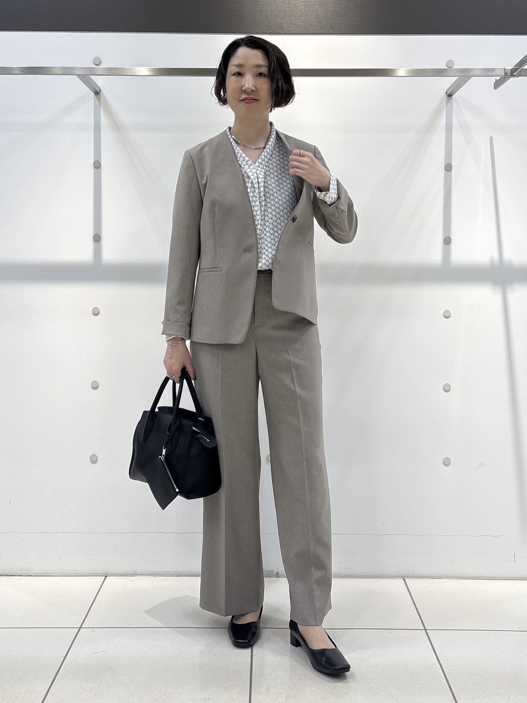 yuriさんの「INDIVI｜【UVケア／通勤】幾何学柄ボウタイ風ブラウス」を使ったコーディネート