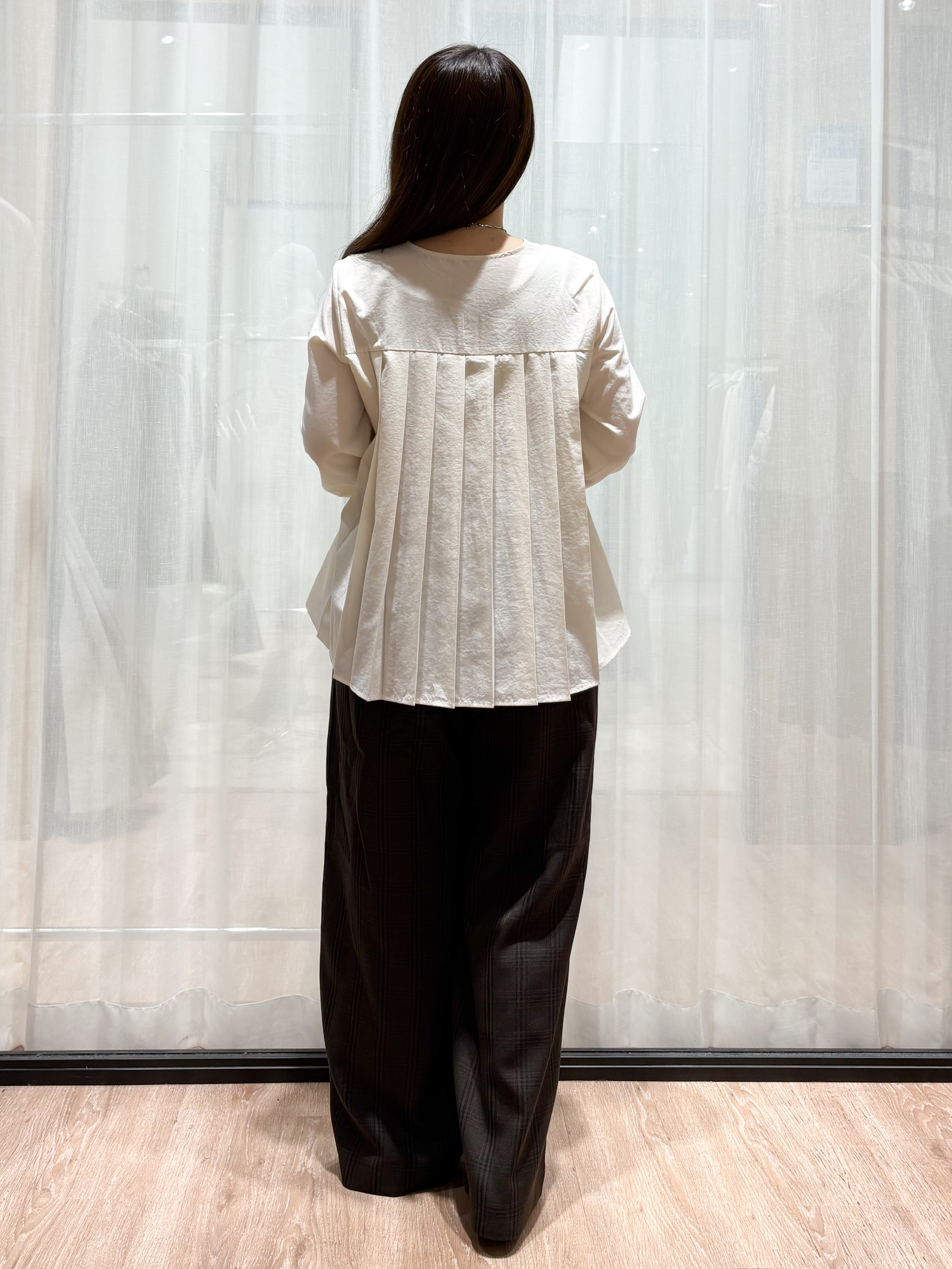 かなさんの「OPAQUE.CLIP｜バックプリーツデザインブラウス【洗濯機OK】」を使ったコーディネート