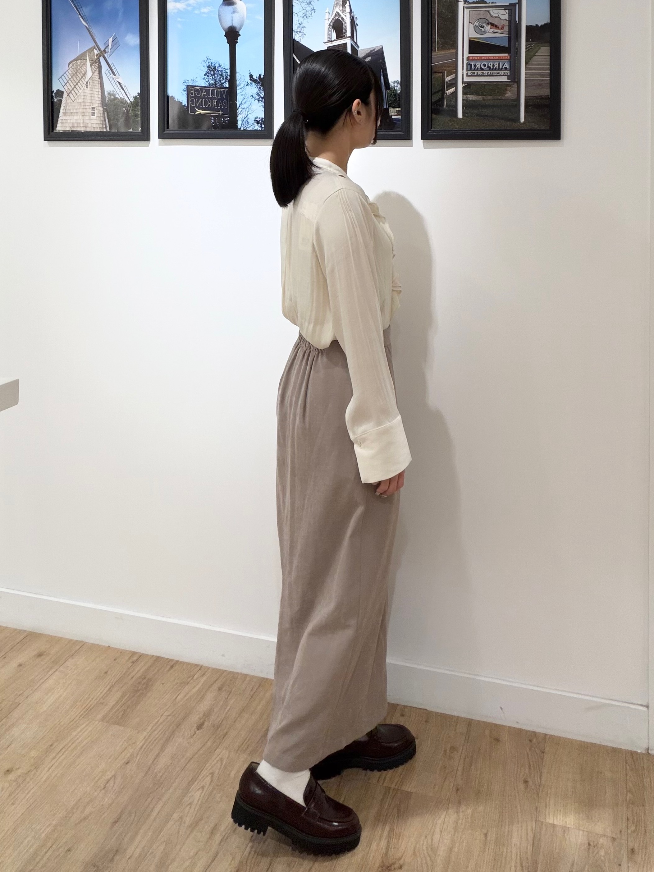 秦美里さんの「Dessin｜【洗える/秋レイヤード】マットサテン ラッフルフリルブラウス」を使ったコーディネート