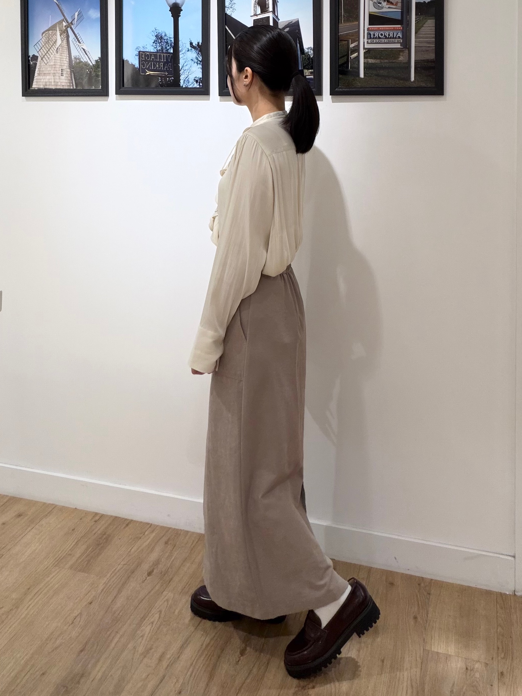 秦美里さんの「Dessin｜【洗える/秋レイヤード】マットサテン ラッフルフリルブラウス」を使ったコーディネート