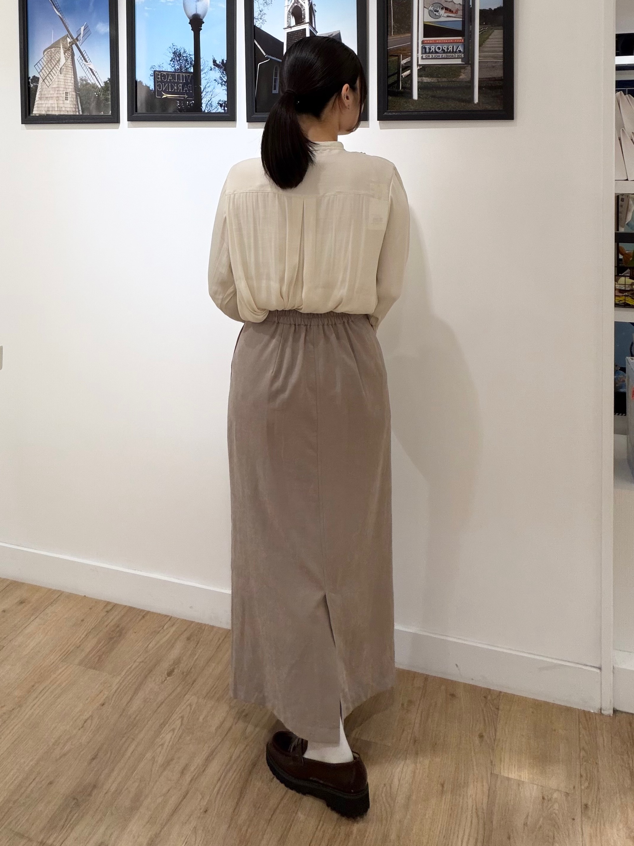 秦美里さんの「Dessin｜【洗える/秋レイヤード】マットサテン ラッフルフリルブラウス」を使ったコーディネート
