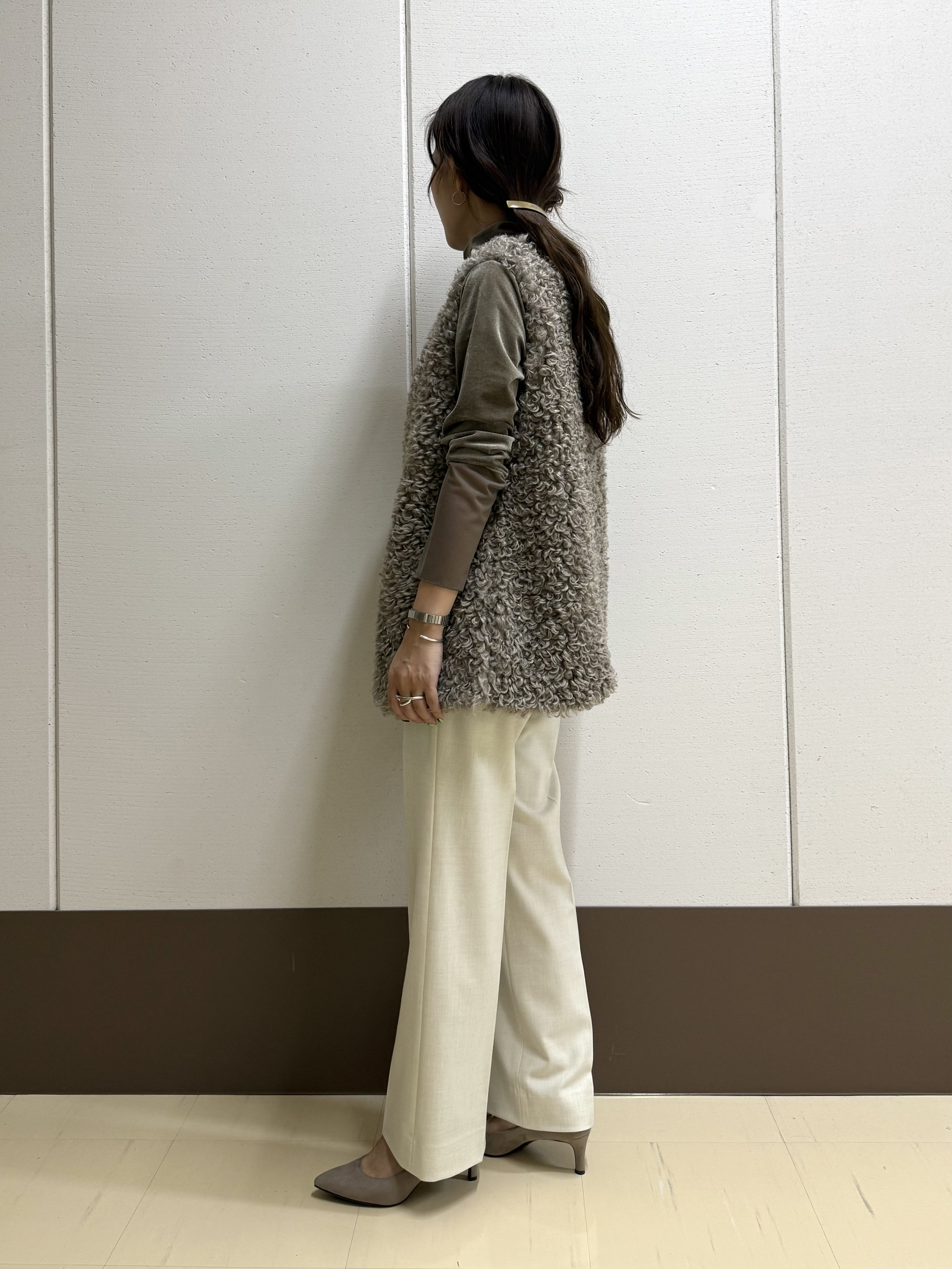 mamiさんの「INDIVI｜【レイヤード／袖口シアー／日本製】ベロアジャージトップス」を使ったコーディネート