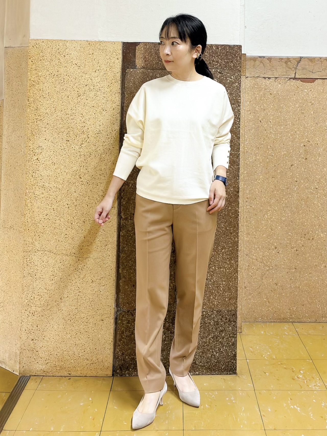 hattoriさんの「INDIVI｜【選べる6色／ストレッチ◎】きれいめドルマンスリーブニット」を使ったコーディネート
