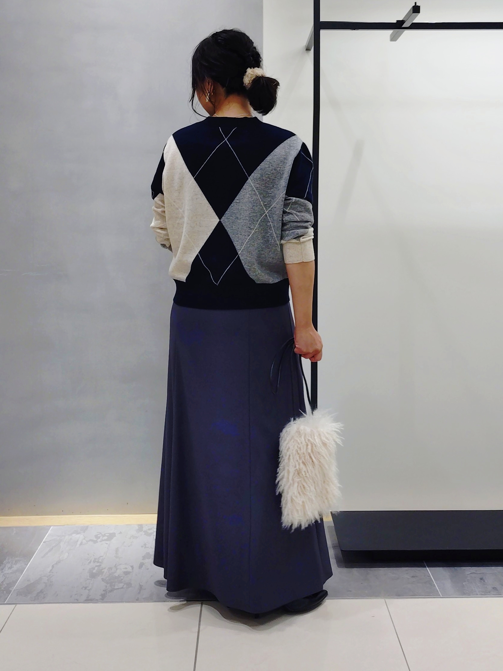 TOMOMIさんの「INDIVI｜【トレンド◎／軽量】カーリーファーポシェットバッグ」を使ったコーディネート