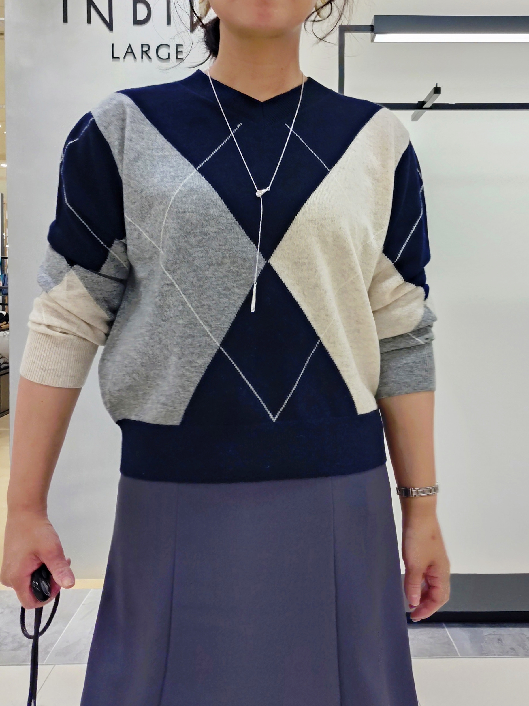 TOMOMIさんの「INDIVI｜【トレンド◎／軽量】カーリーファーポシェットバッグ」を使ったコーディネート