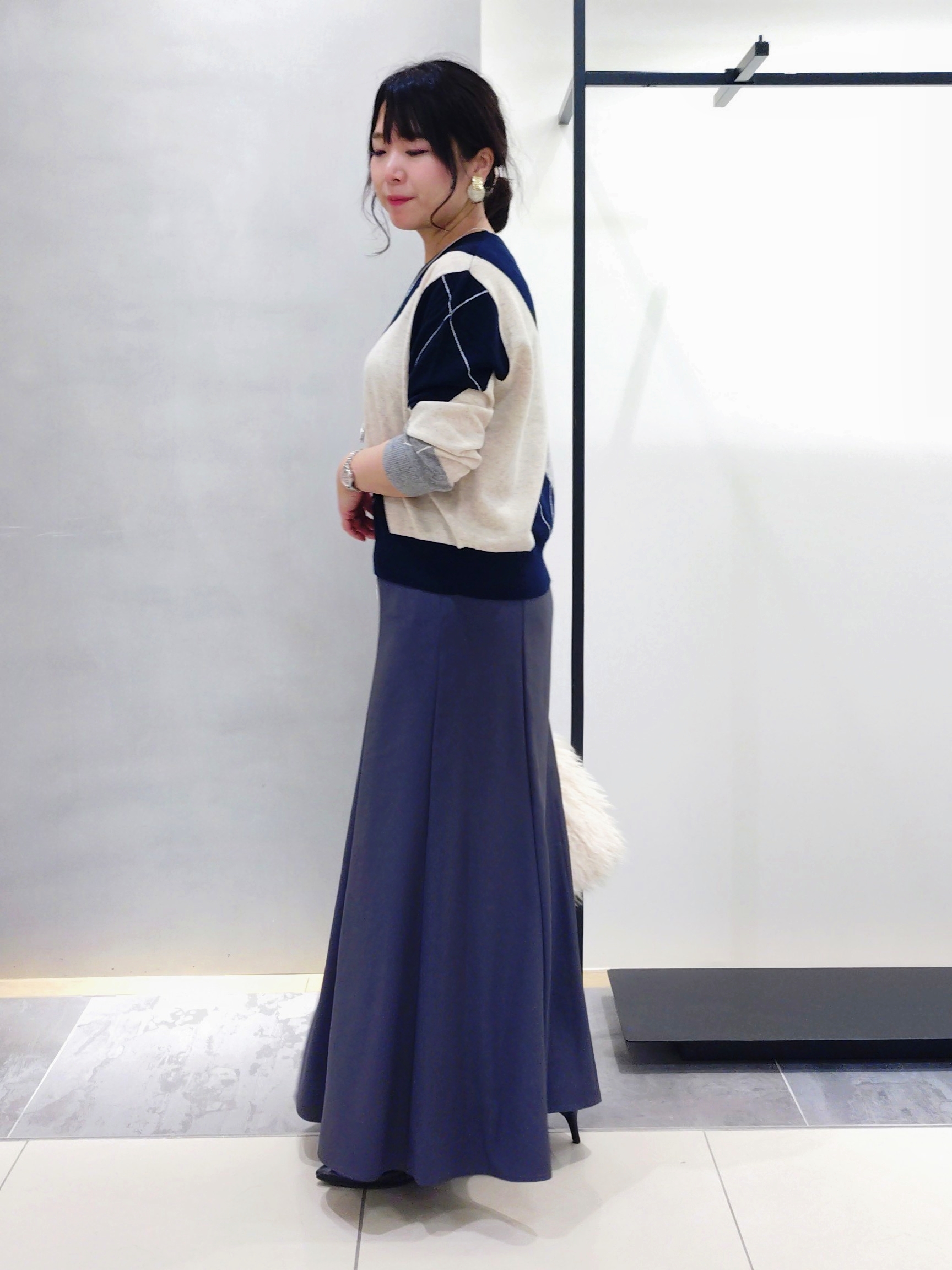 TOMOMIさんの「INDIVI｜【トレンド◎／軽量】カーリーファーポシェットバッグ」を使ったコーディネート