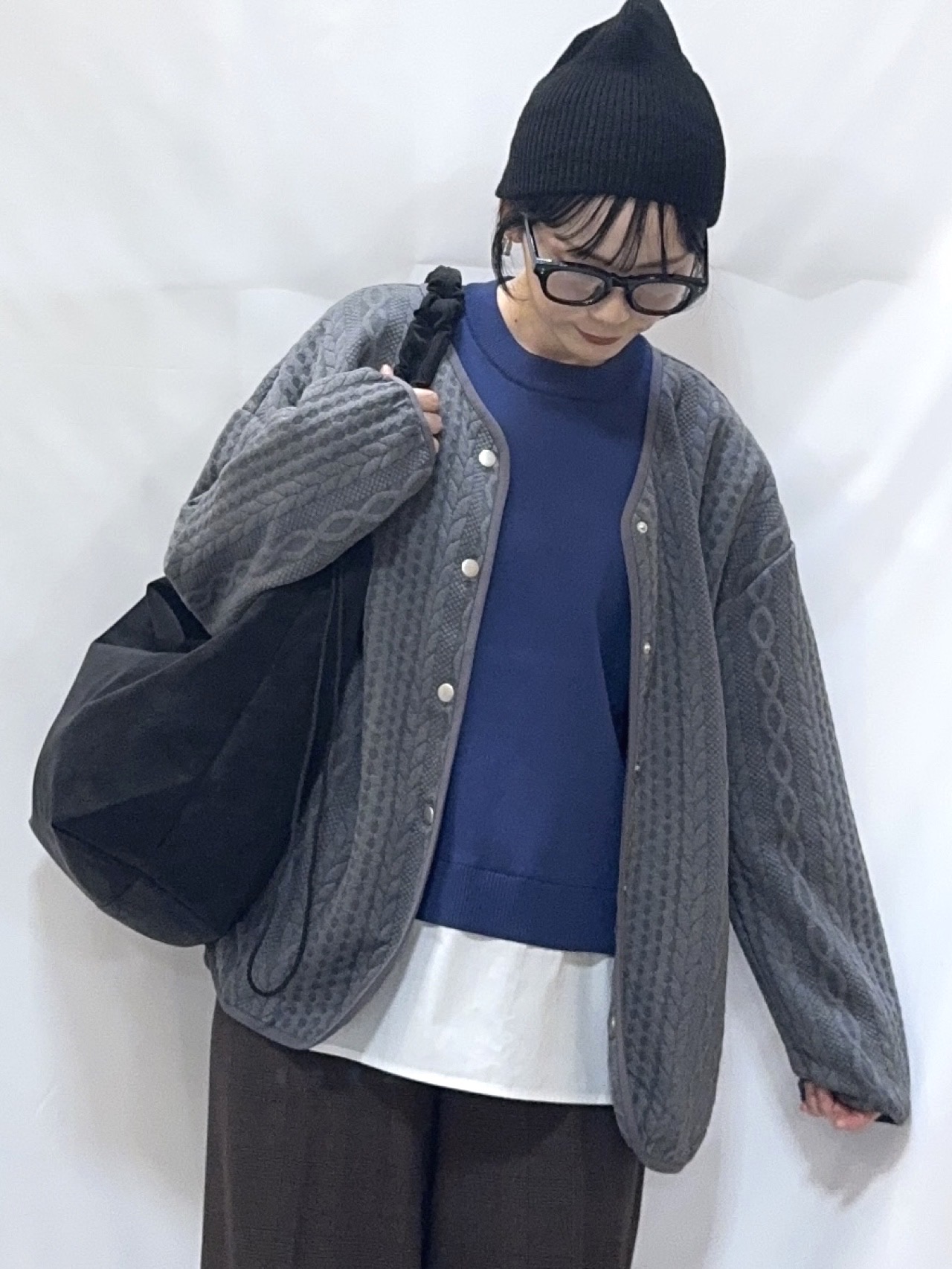 𝐇𝐢𝐫𝐨𝐦𝐢さんの「SHOO･LA･RUE｜【S-LL/体型カバー】ヒップが隠れる ラインジャカード Vネックカーディガン」を使ったコーディネート