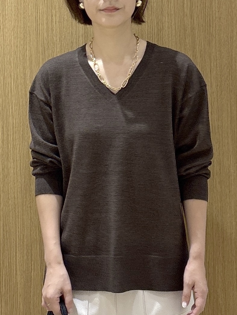 たけねぇさんの「OPAQUE.CLIP｜『THE』名品リラクシーVネックニット【洗濯機OK】」を使ったコーディネート