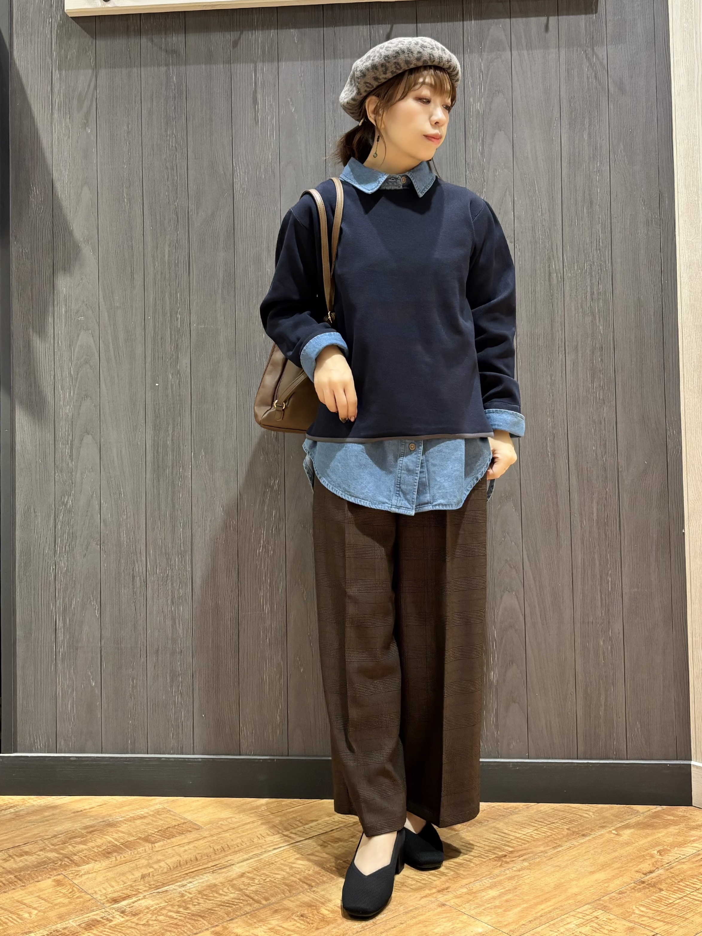meiさんの「SHOO･LA･RUE｜【洗濯機可/S-LL】抜け感ある着こなしに 金ボタン付き スポンディッシュ クルーネックニット」を使ったコーディネート