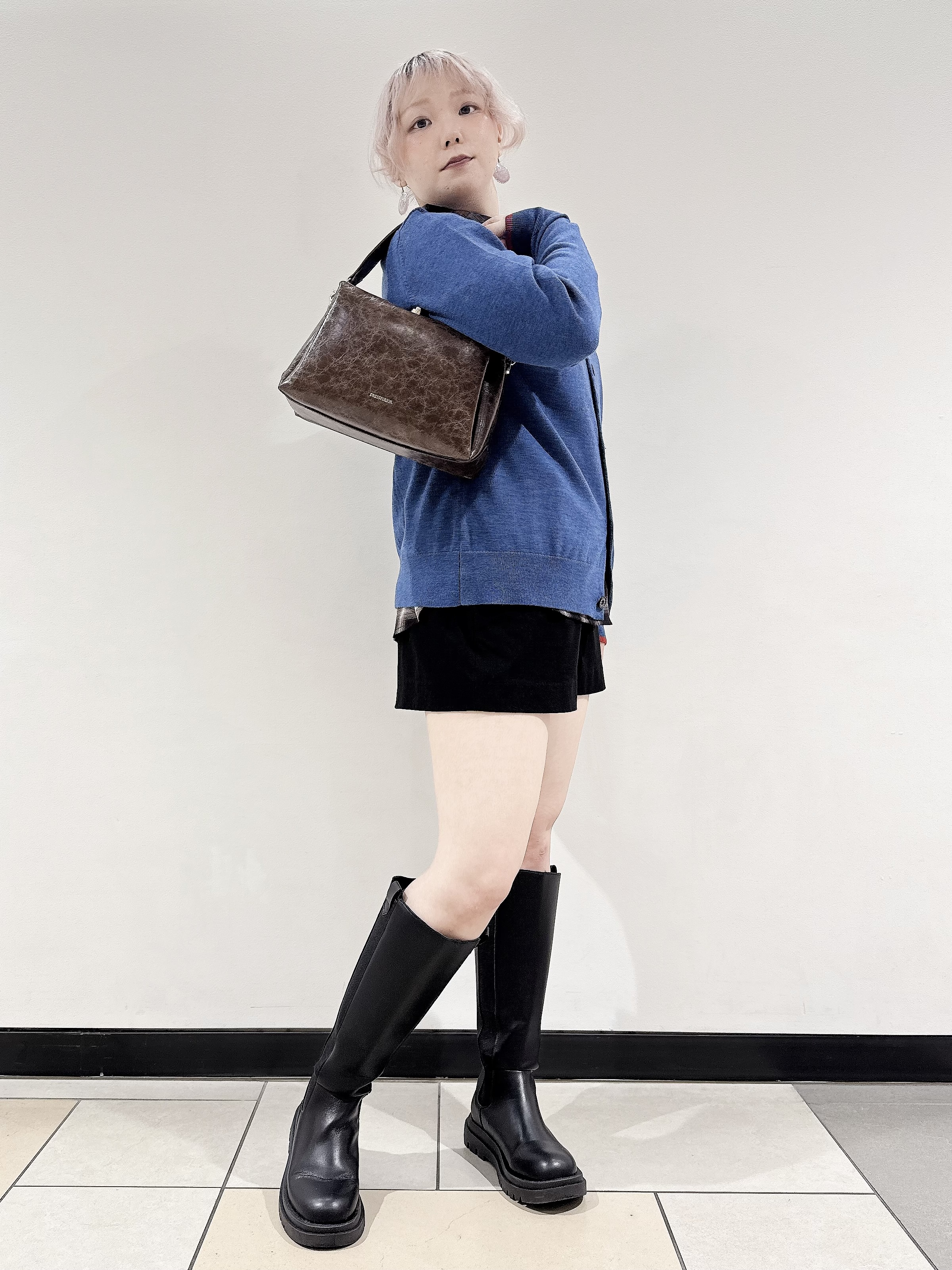 なかもとあきさんの「DRESSTERIOR｜【7色展開】ゼニアバルーファ キャッシュウール ラウンドネックカーディガン」を使ったコーディネート