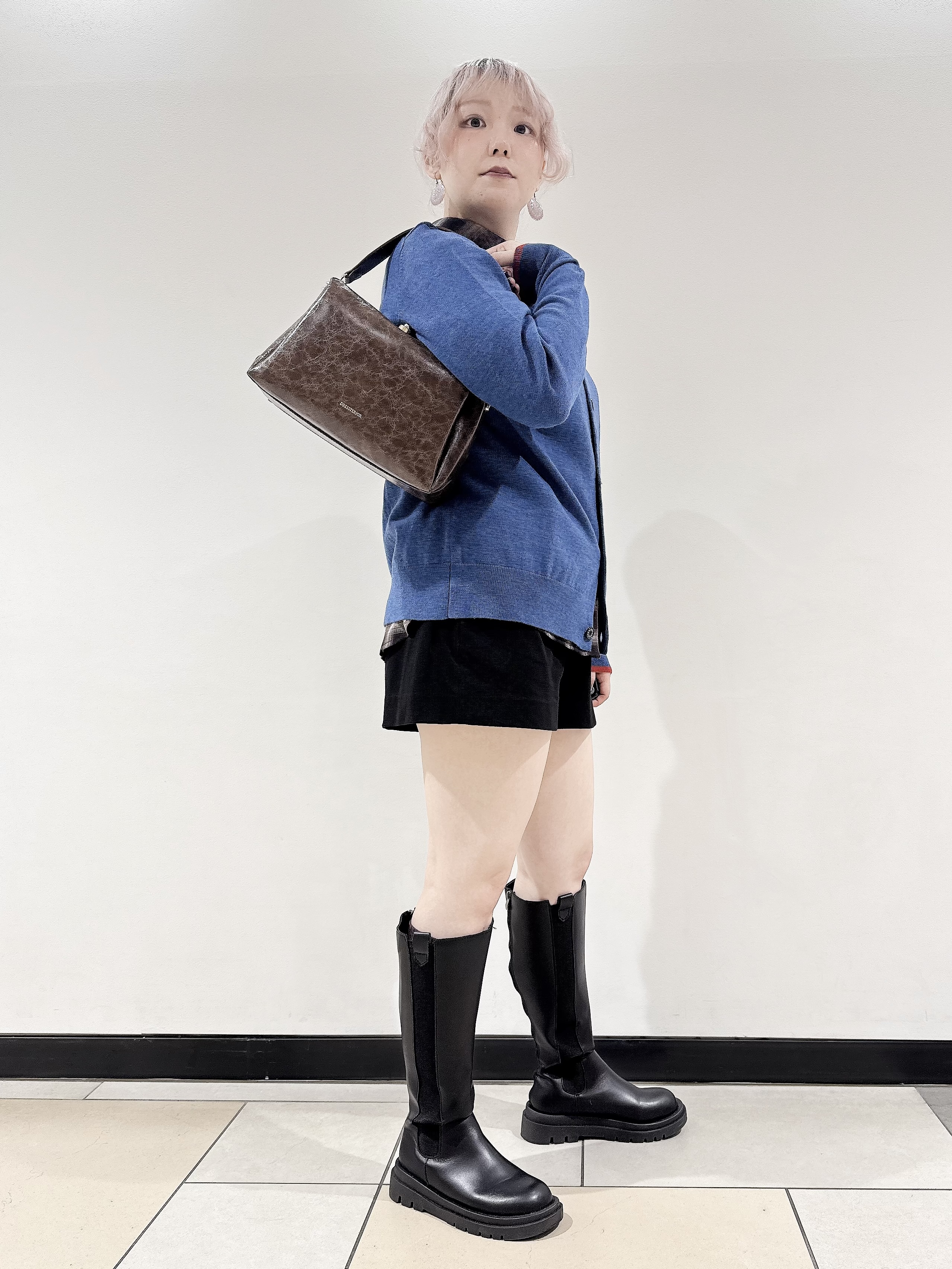 なかもとあきさんの「DRESSTERIOR｜【7色展開】ゼニアバルーファ キャッシュウール ラウンドネックカーディガン」を使ったコーディネート