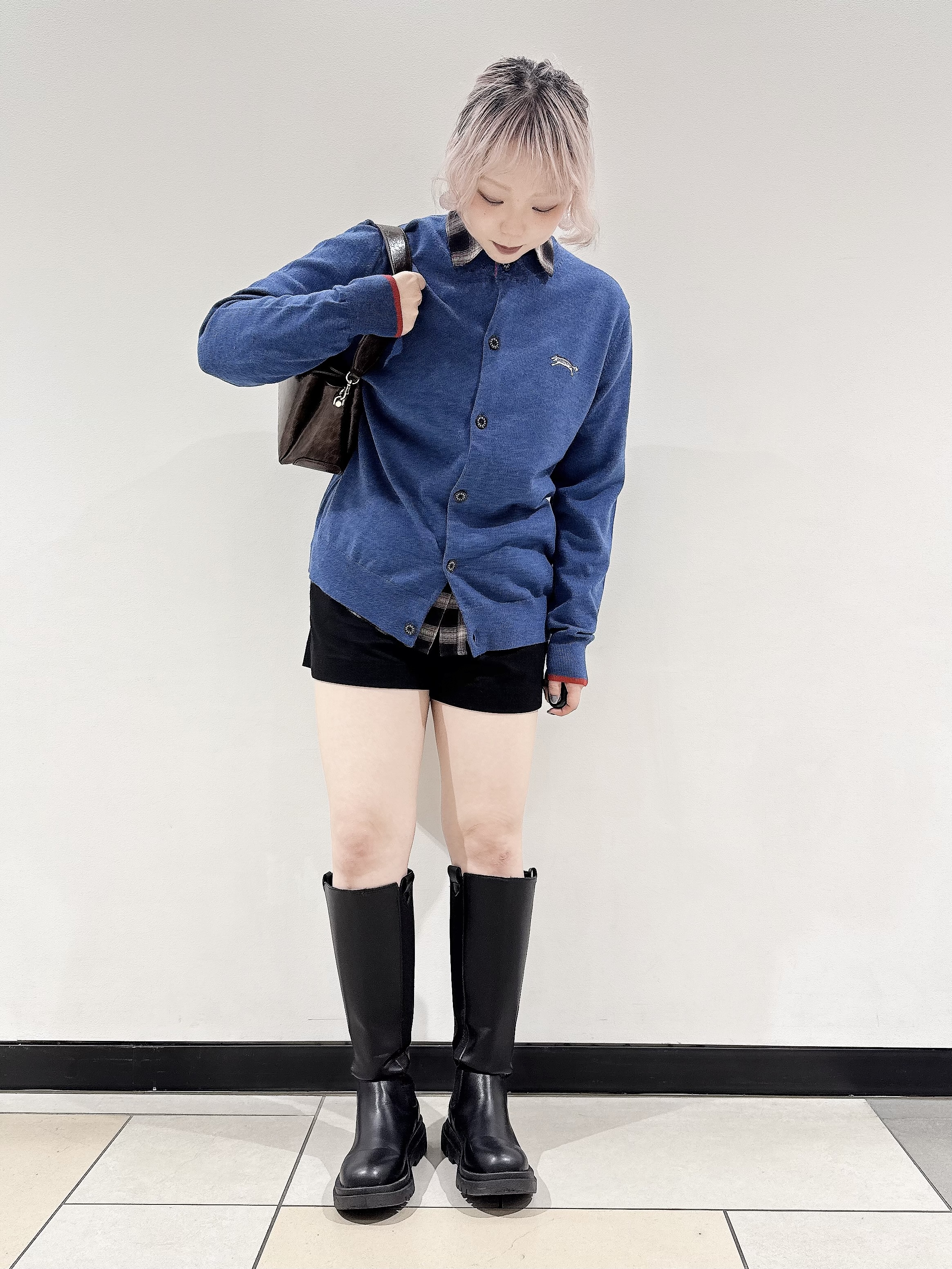 なかもとあきさんの「DRESSTERIOR｜【7色展開】ゼニアバルーファ キャッシュウール ラウンドネックカーディガン」を使ったコーディネート