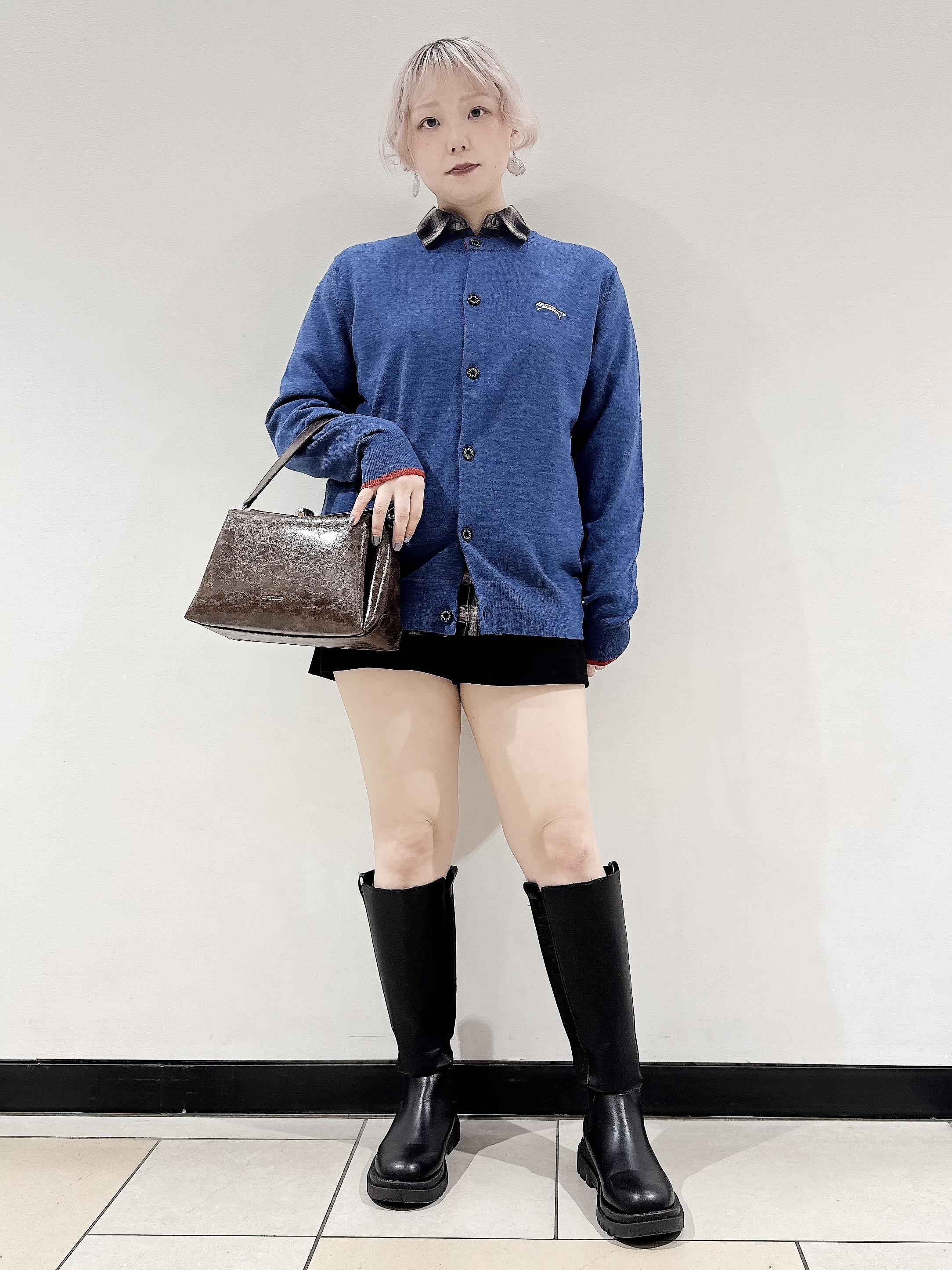 なかもとあきさんの「DRESSTERIOR｜【7色展開】ゼニアバルーファ キャッシュウール ラウンドネックカーディガン」を使ったコーディネート