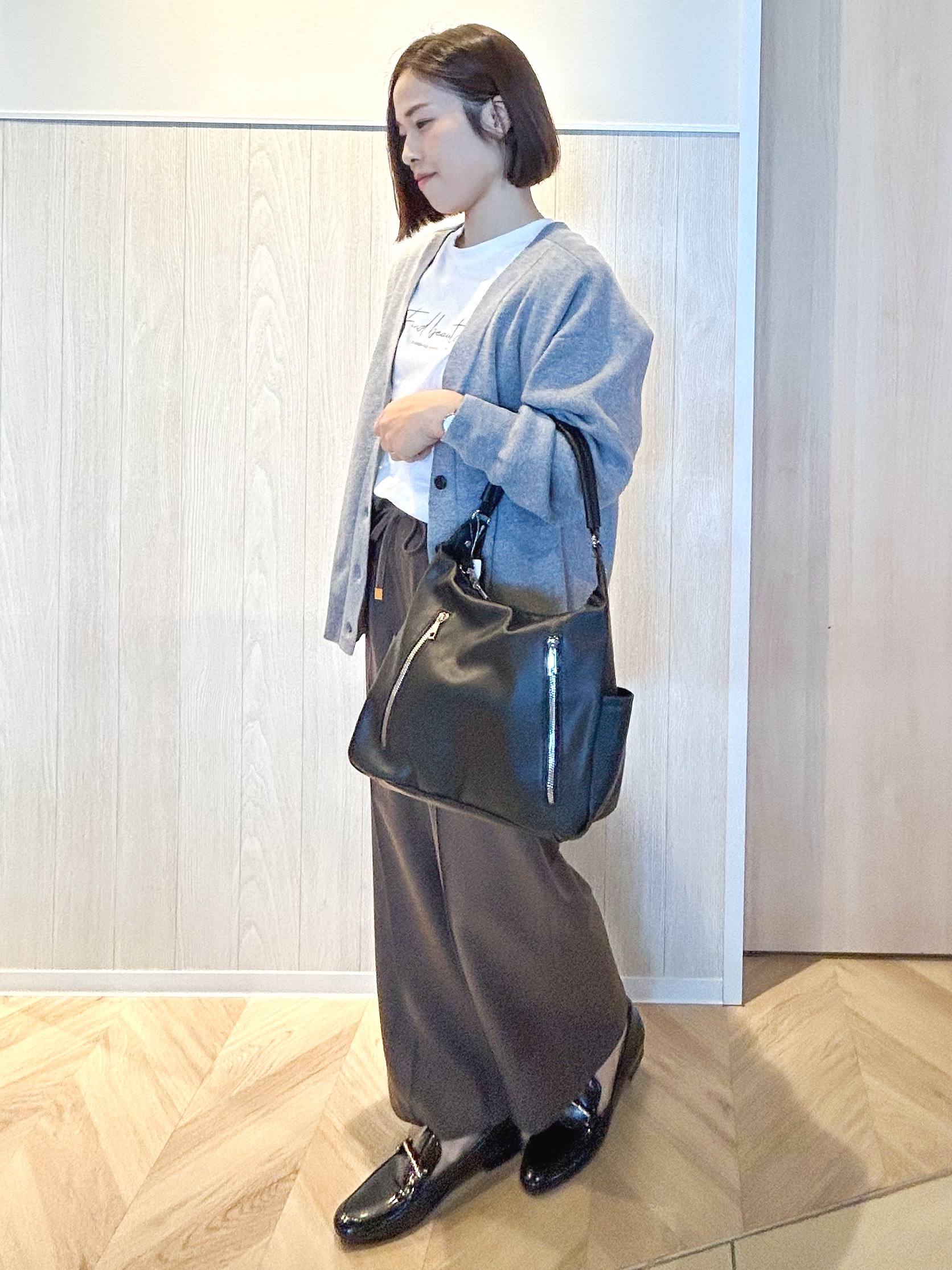 tomoさんの「SHOO･LA･RUE｜【毛玉になりにくい/S-LL/洗濯機可/体型カバー】Vネックゆったりカーディガン」を使ったコーディネート