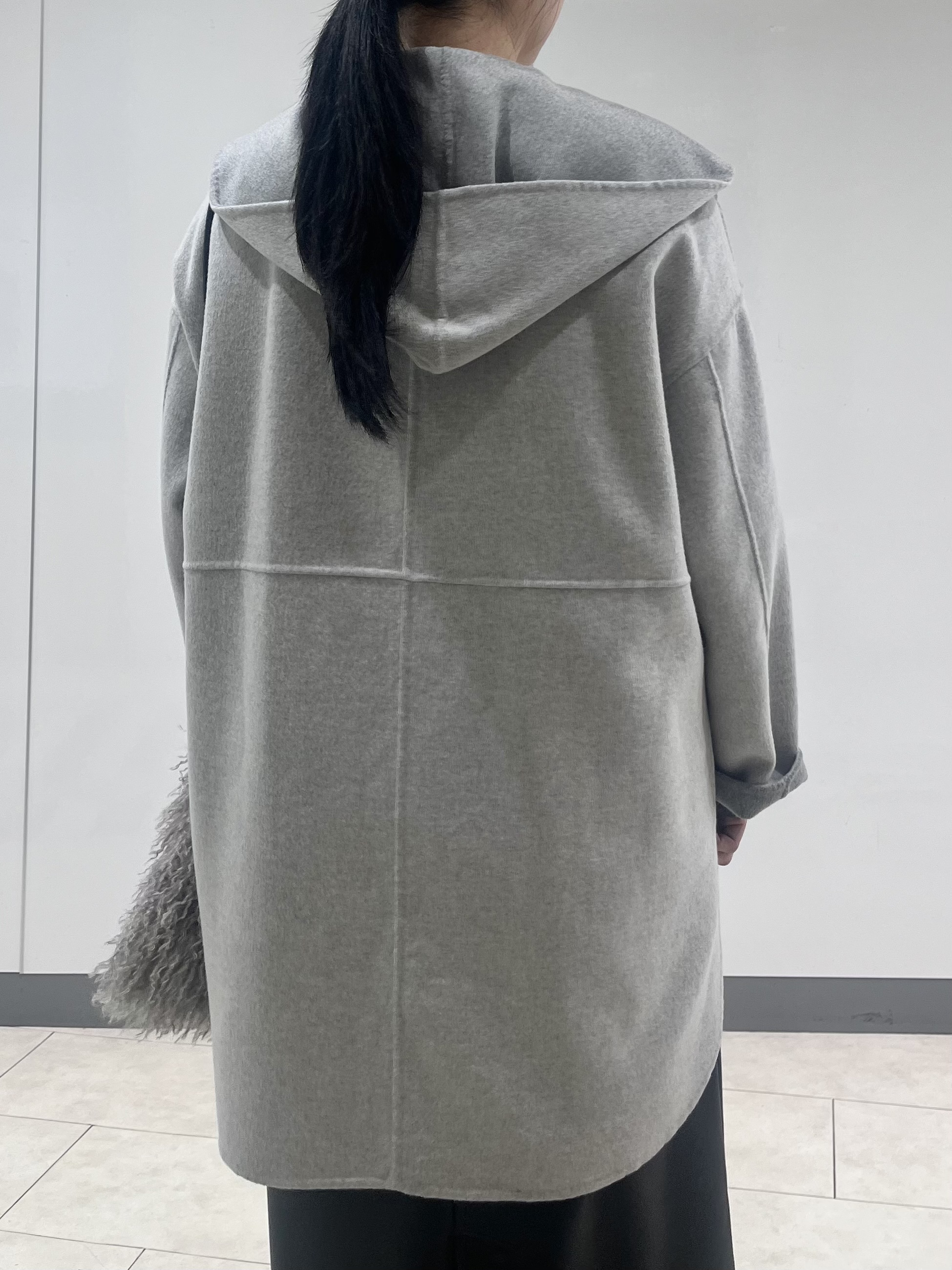 hasuさんの「INDIVI｜【ウール混／配色／ゆったり】ミドル丈リバーフーディコート」を使ったコーディネート