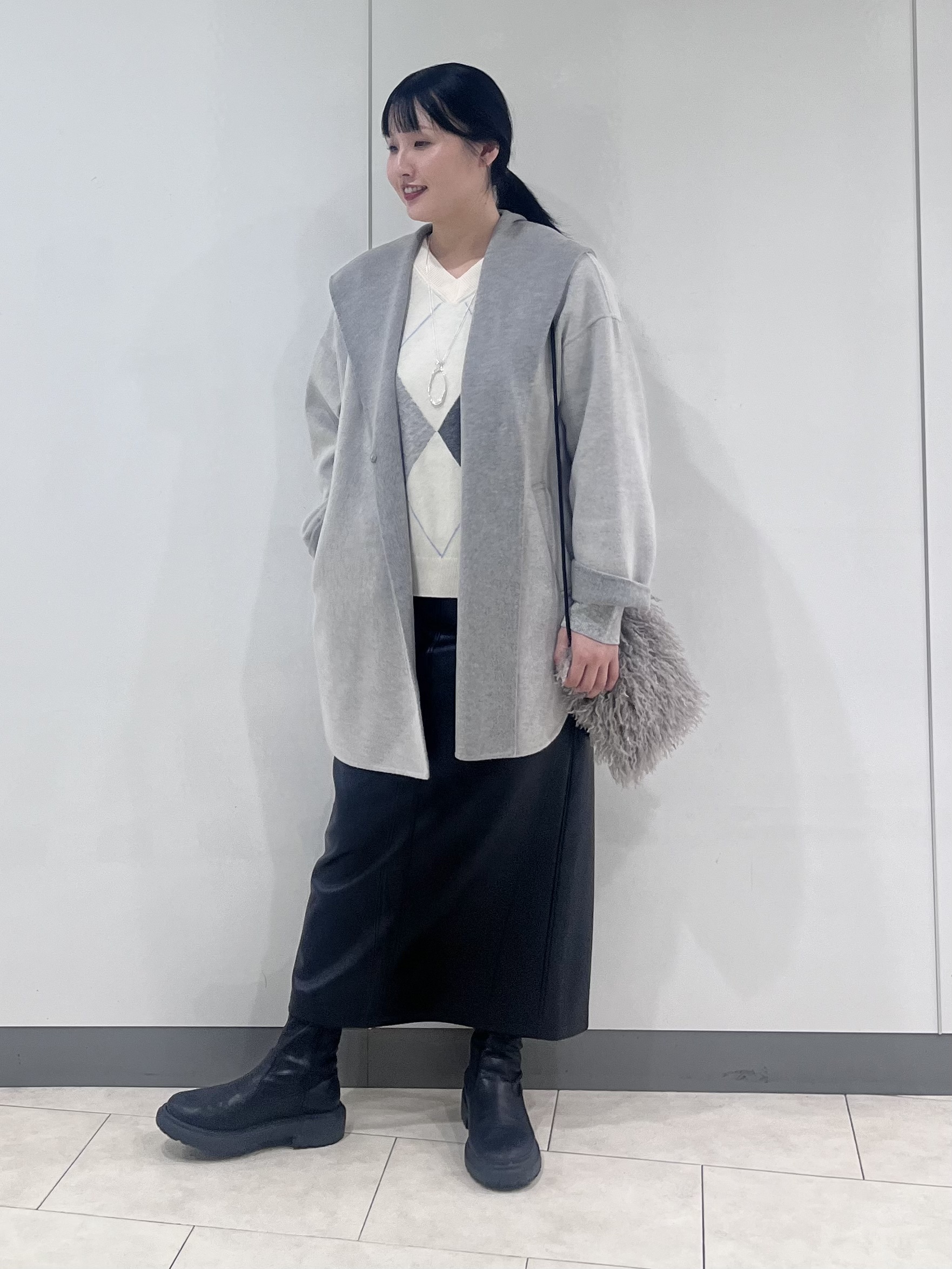 hasuさんの「INDIVI｜【ウール混／配色／ゆったり】ミドル丈リバーフーディコート」を使ったコーディネート
