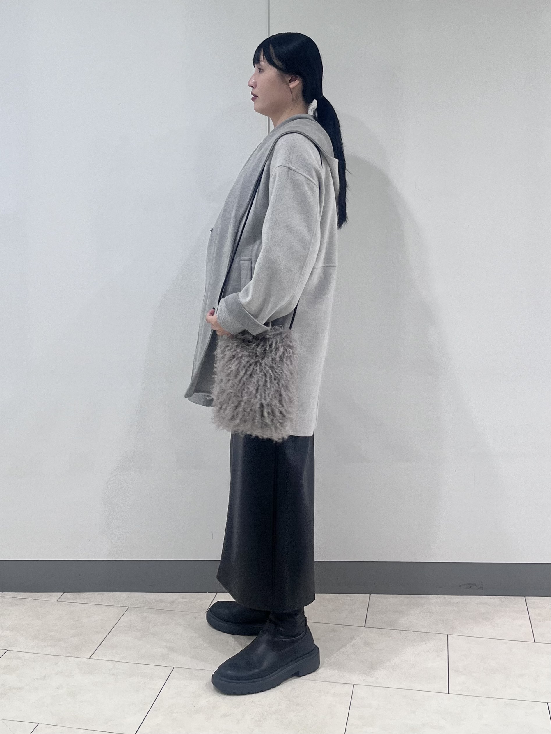 hasuさんの「INDIVI｜【ウール混／配色／ゆったり】ミドル丈リバーフーディコート」を使ったコーディネート