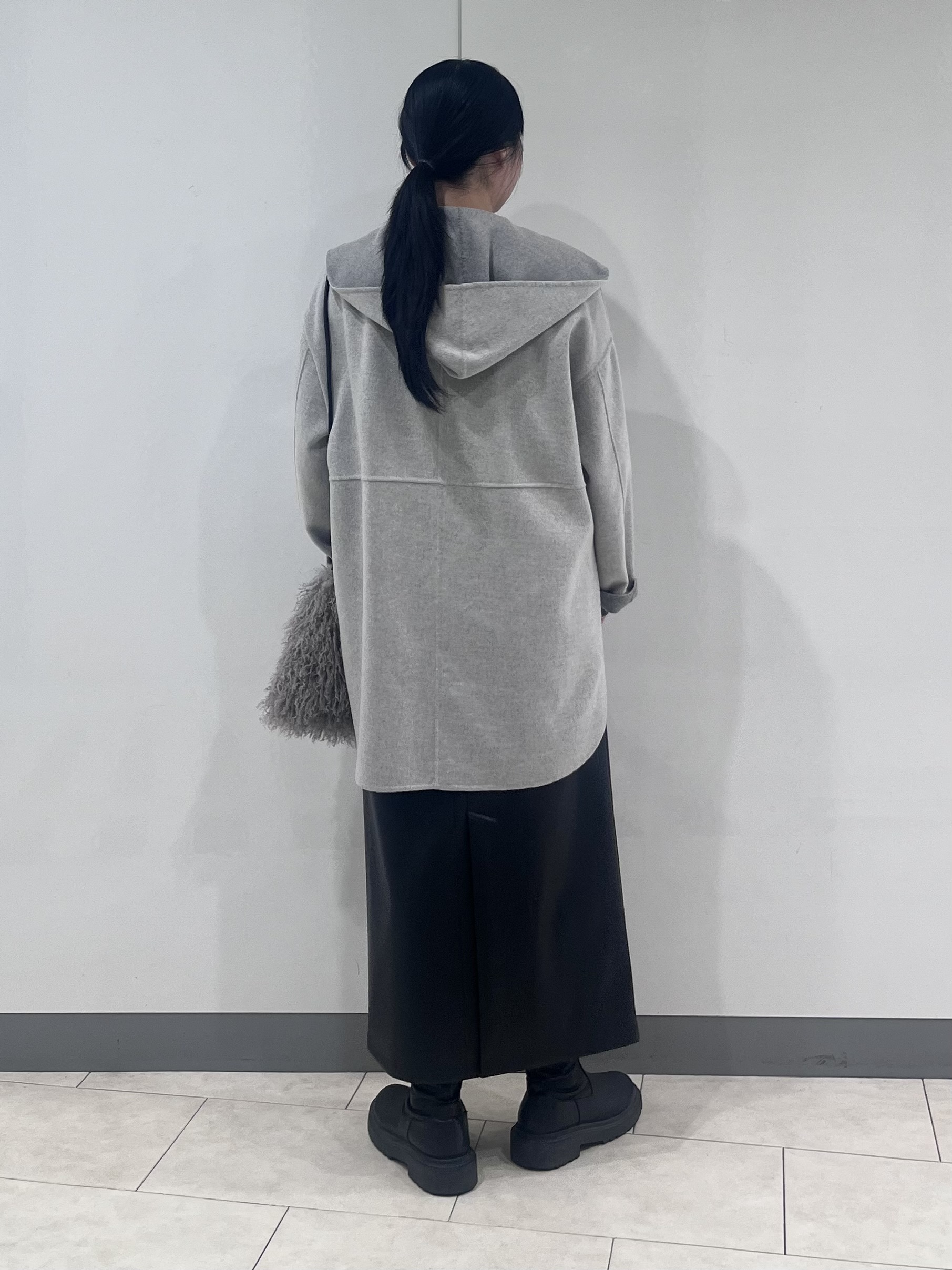 hasuさんの「INDIVI｜【ウール混／配色／ゆったり】ミドル丈リバーフーディコート」を使ったコーディネート