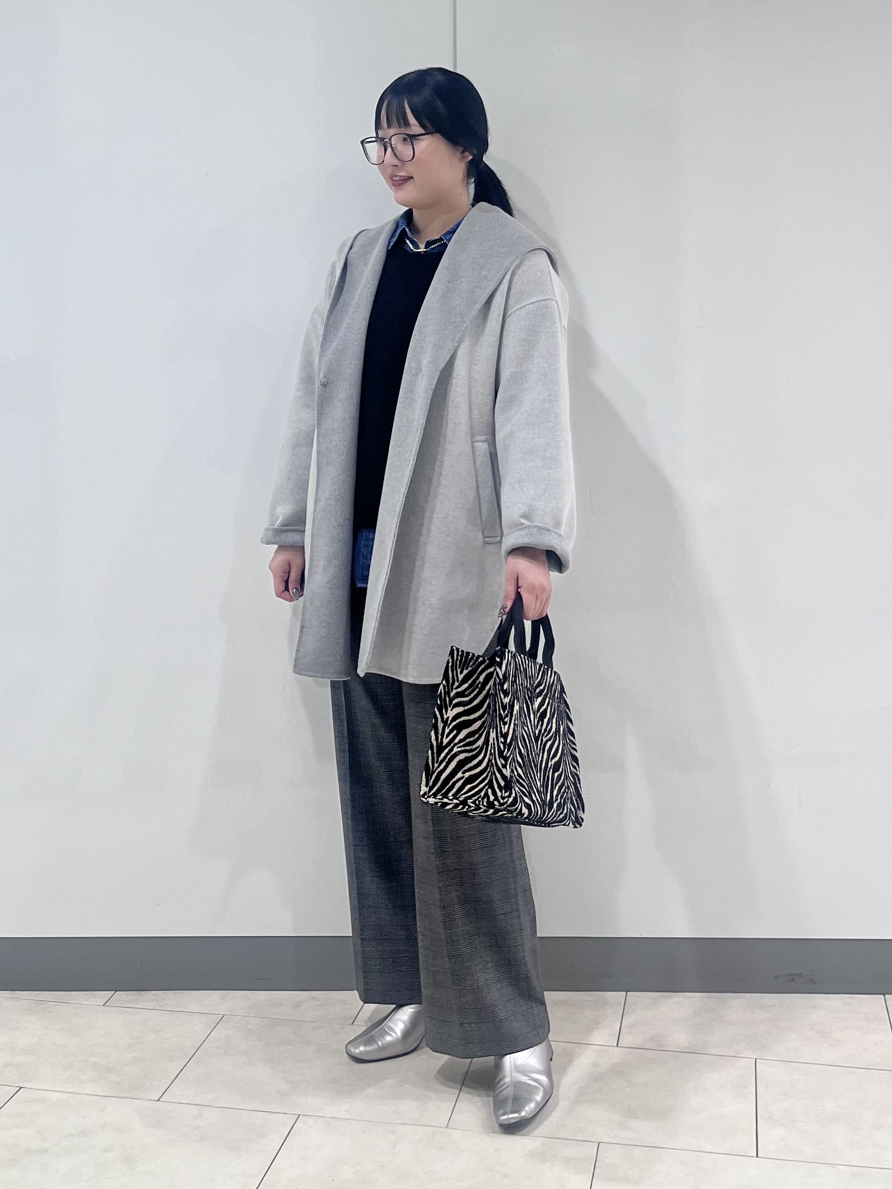 hasuさんの「INDIVI｜【ウール混／配色／ゆったり】ミドル丈リバーフーディコート」を使ったコーディネート