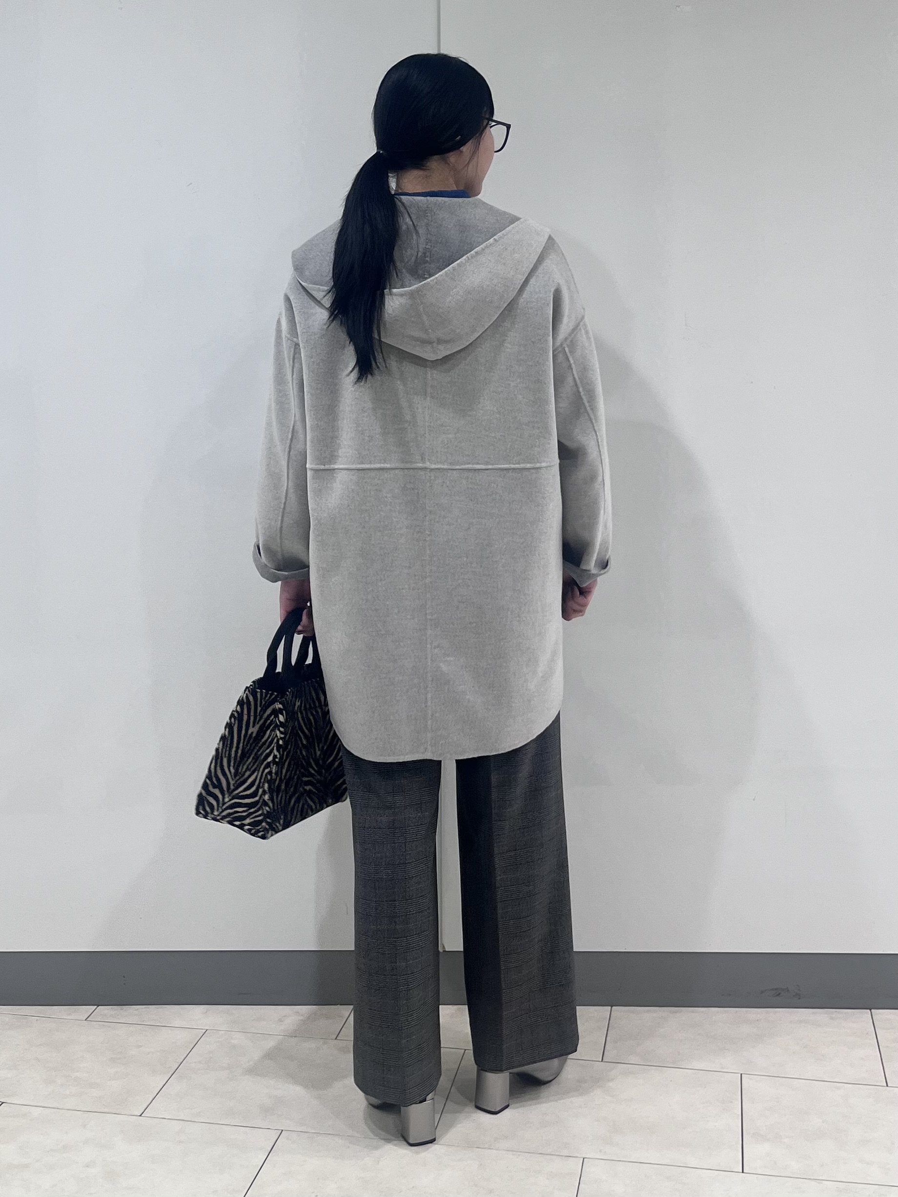 hasuさんの「INDIVI｜【ウール混／配色／ゆったり】ミドル丈リバーフーディコート」を使ったコーディネート