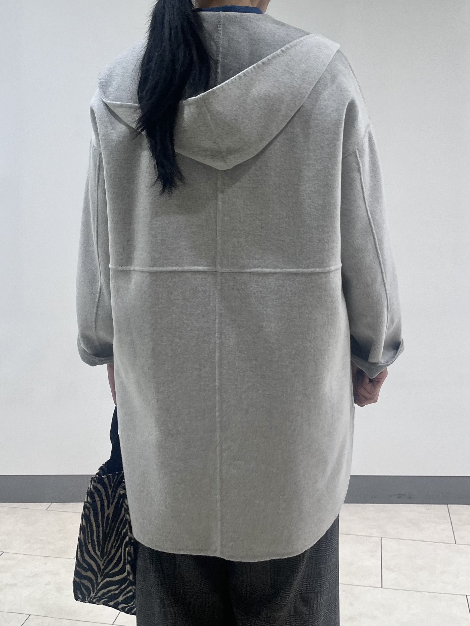 hasuさんの「INDIVI｜【ウール混／配色／ゆったり】ミドル丈リバーフーディコート」を使ったコーディネート