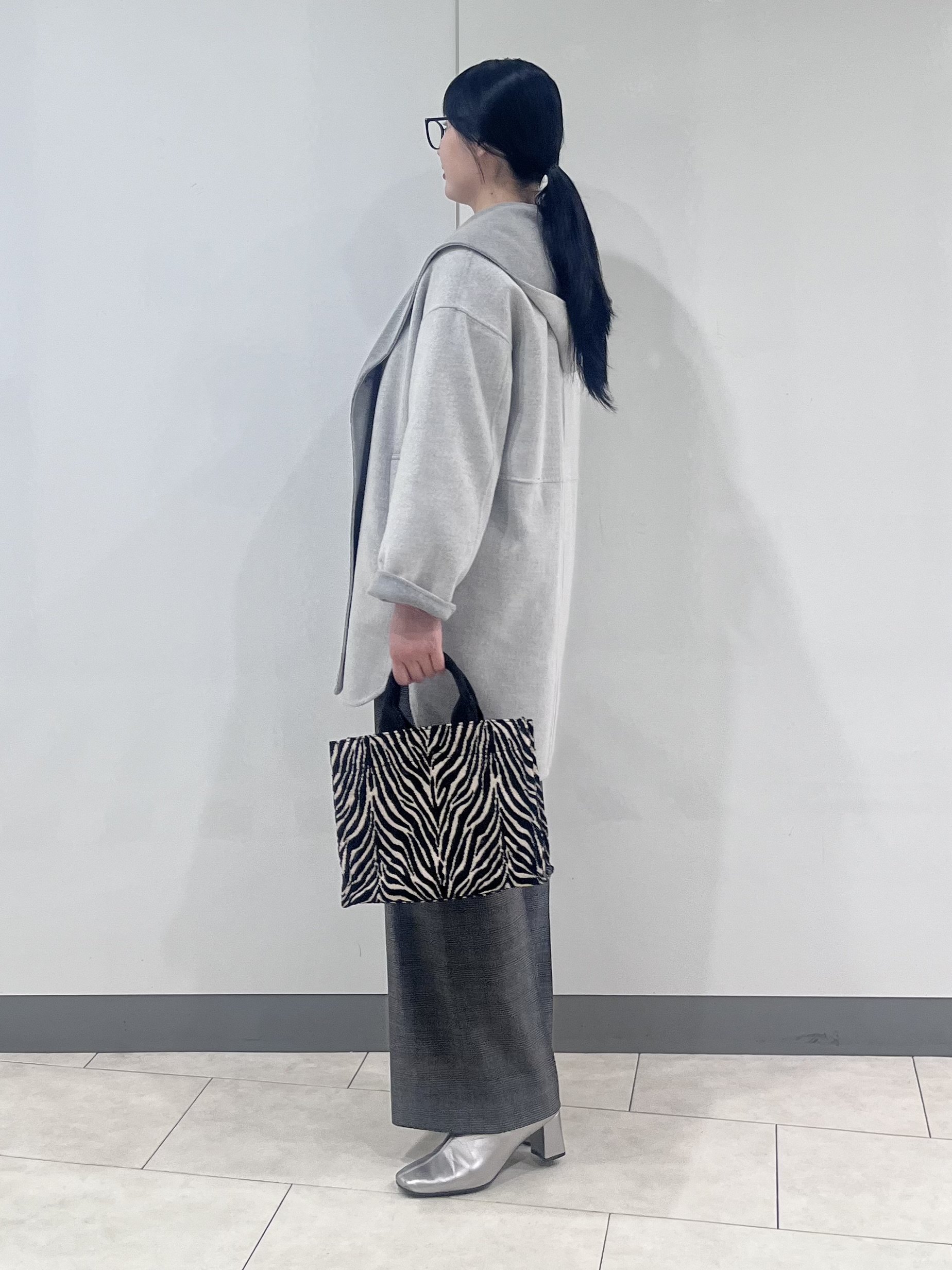hasuさんの「INDIVI｜【ウール混／配色／ゆったり】ミドル丈リバーフーディコート」を使ったコーディネート