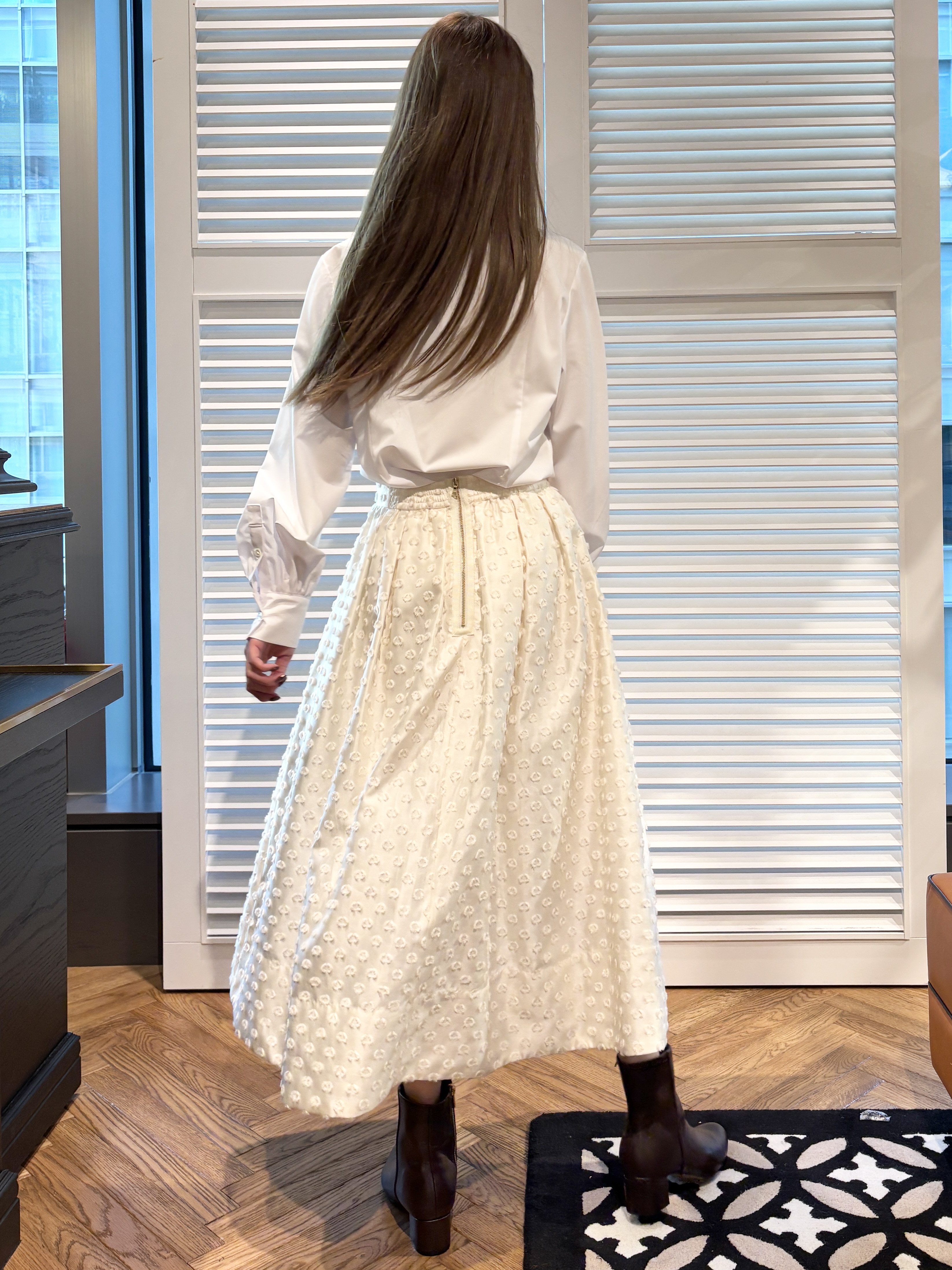 清水夏姫さんの「DRESSTERIOR｜【STORY11月号掲載】カットジャガードボリュームスカート」を使ったコーディネート