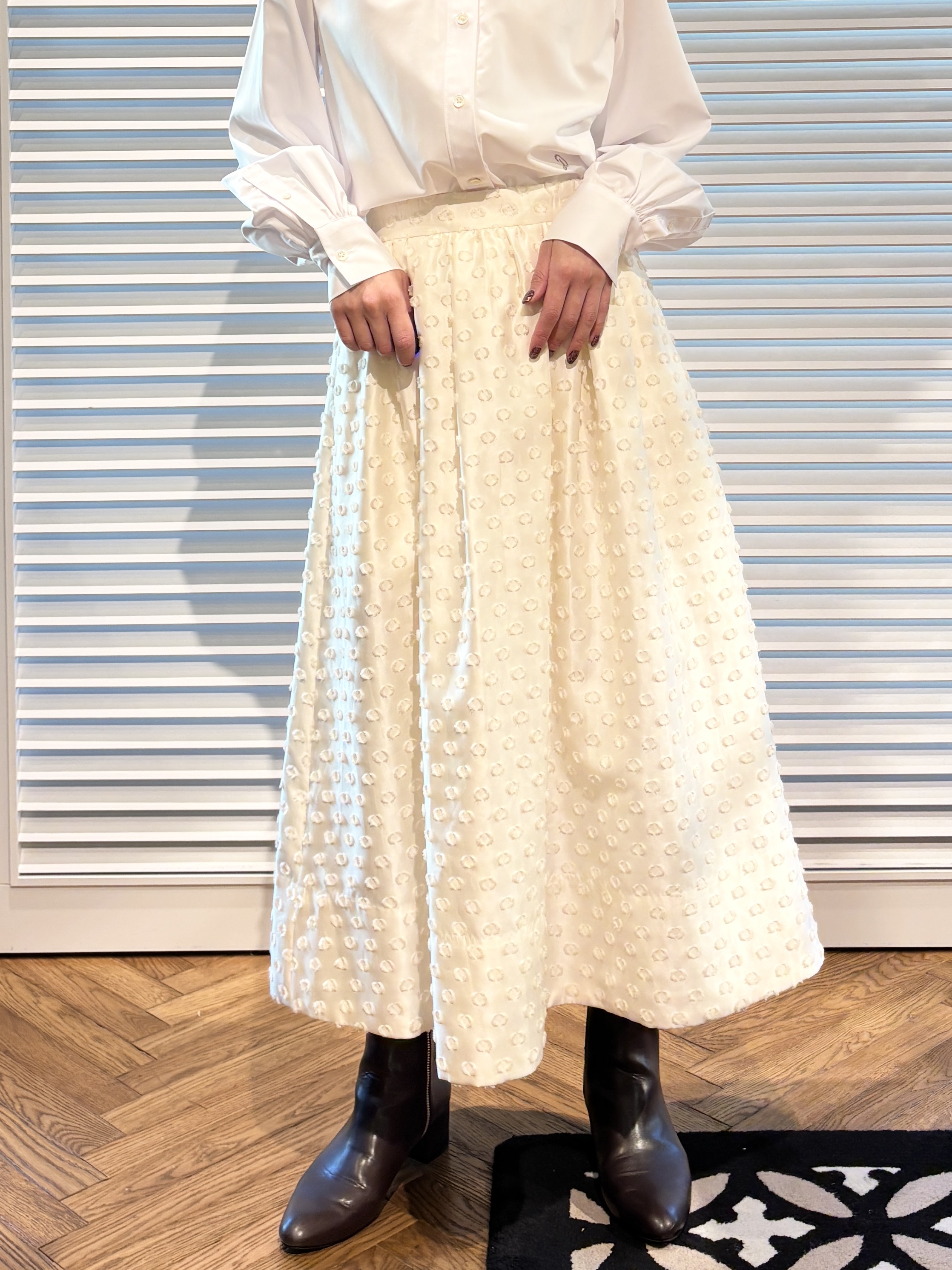 清水夏姫さんの「DRESSTERIOR｜【STORY11月号掲載】カットジャガードボリュームスカート」を使ったコーディネート