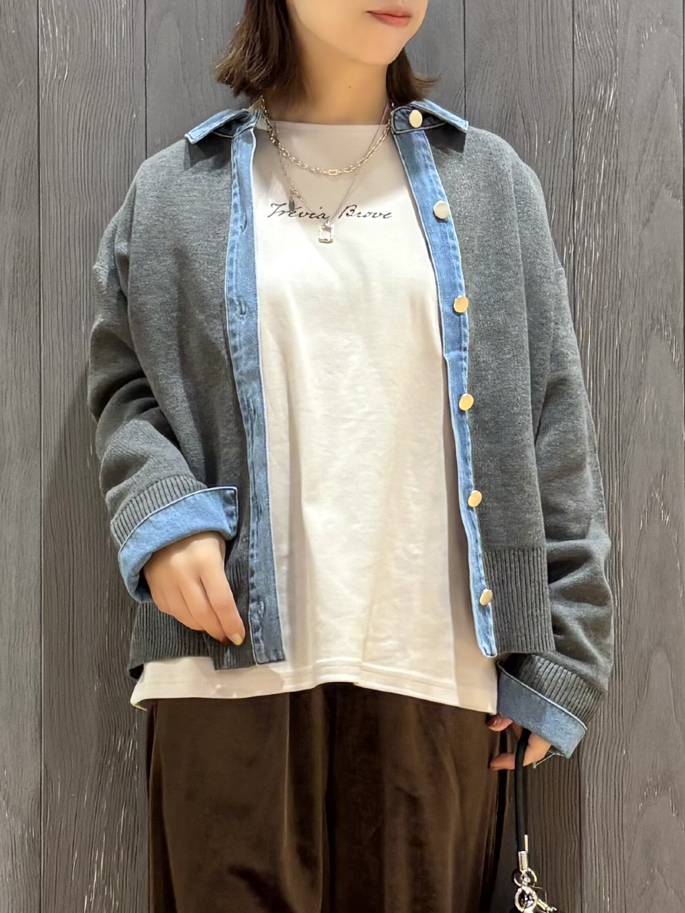 meiさんの「SHOO･LA･RUE｜【S-LL/洗濯機可】デニム／チェック切替でこなれ見え 金ボタンニットカーディガン」を使ったコーディネート