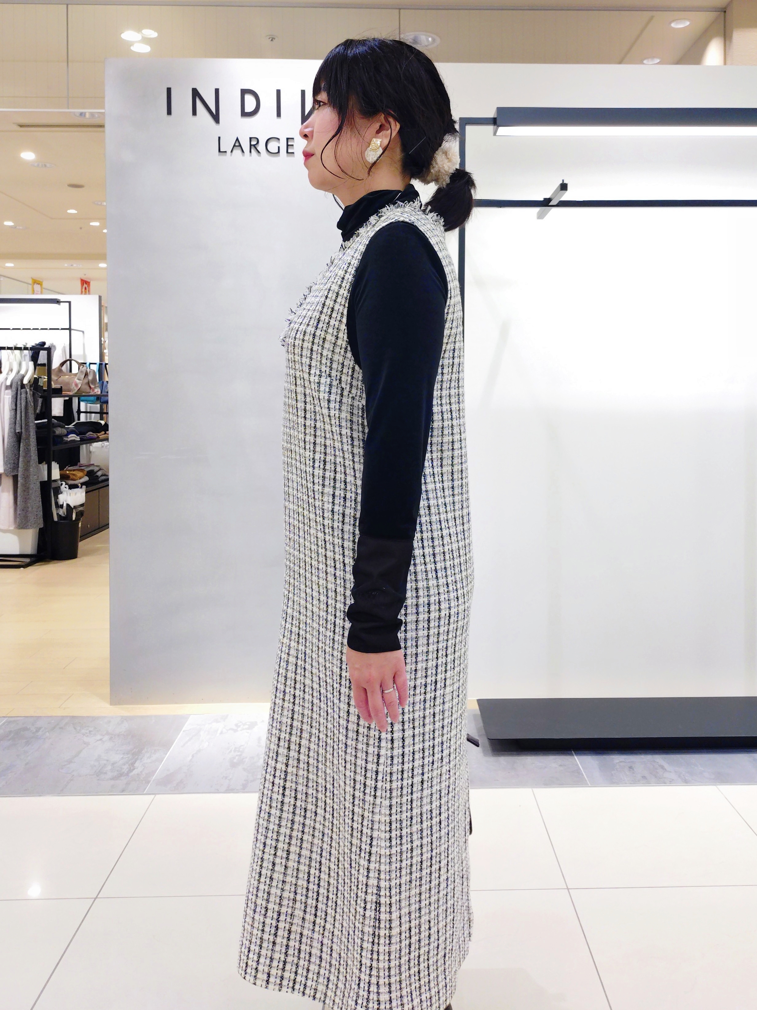 TOMOMIさんの「INDIVI｜【レイヤード／袖口シアー／日本製】ベロアジャージトップス」を使ったコーディネート