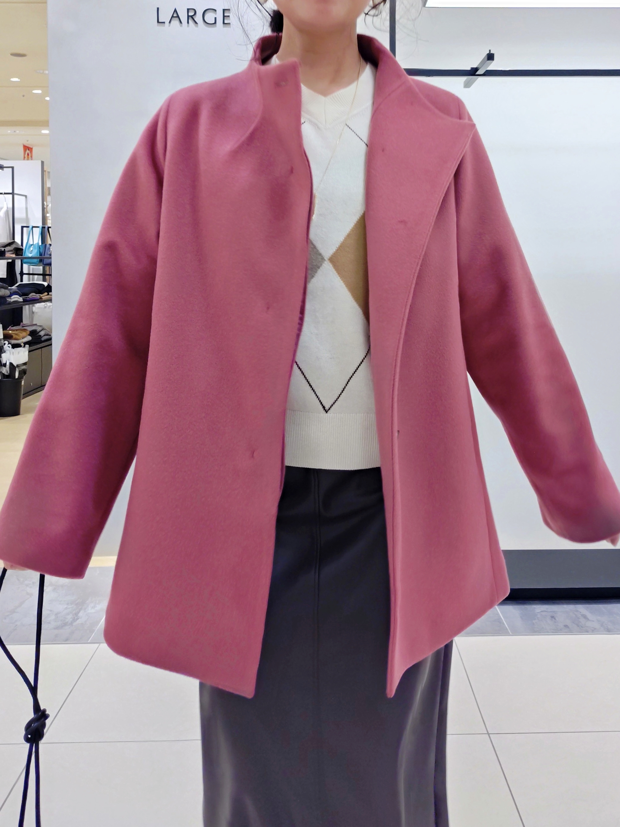 TOMOMIさんの「INDIVI｜【トレンド◎／軽量】カーリーファーポシェットバッグ」を使ったコーディネート