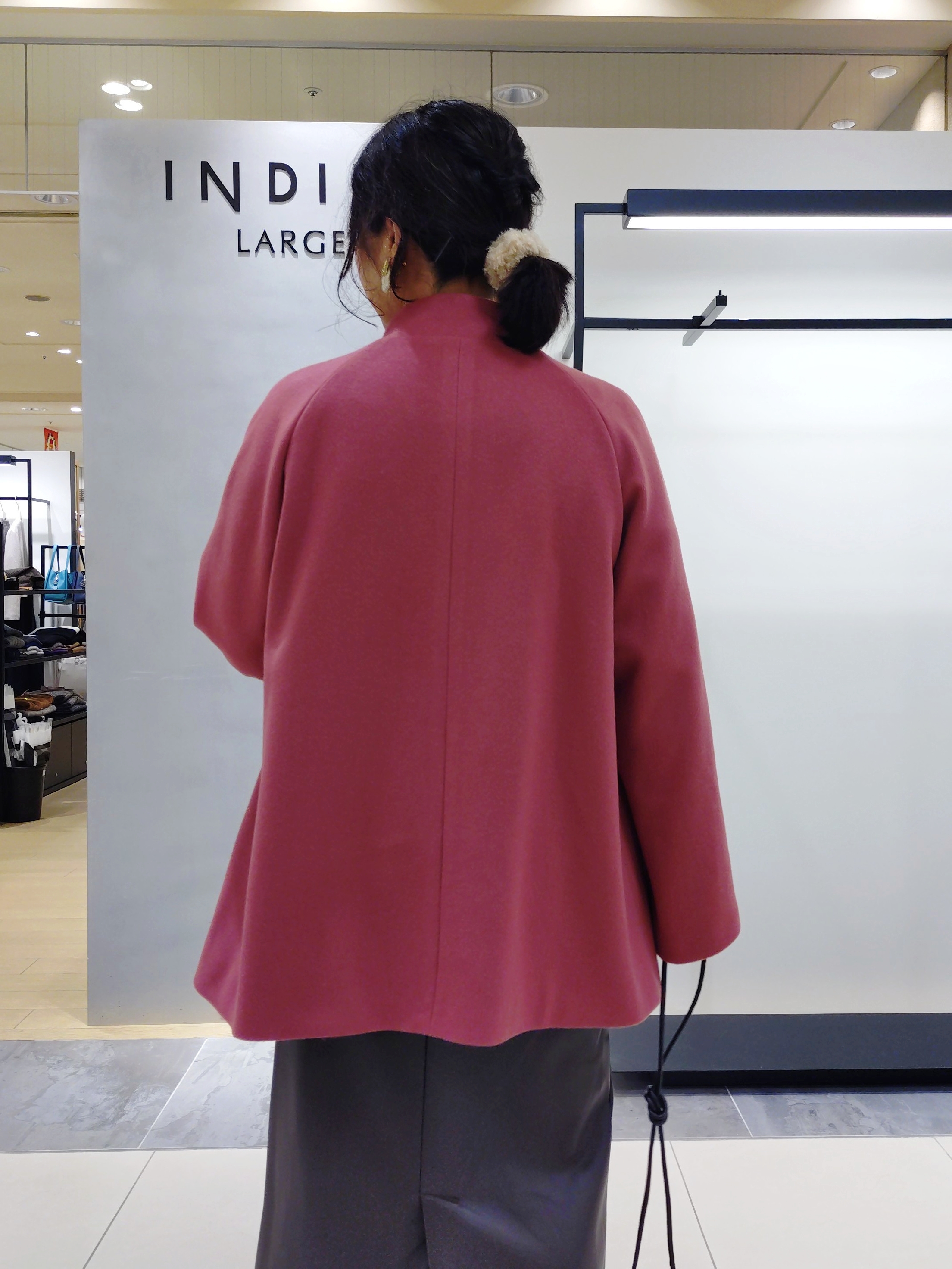 TOMOMIさんの「INDIVI｜【トレンド◎／軽量】カーリーファーポシェットバッグ」を使ったコーディネート