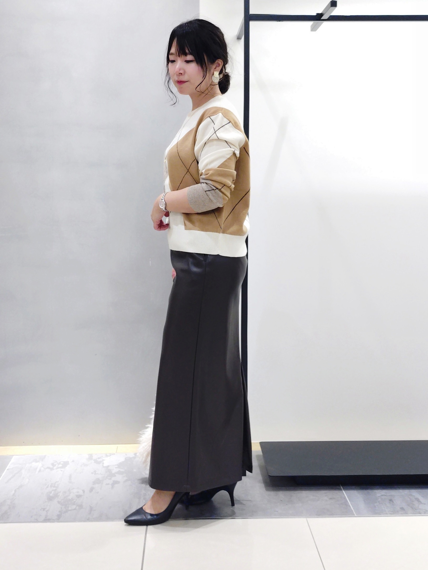 TOMOMIさんの「INDIVI｜【トレンド◎／軽量】カーリーファーポシェットバッグ」を使ったコーディネート