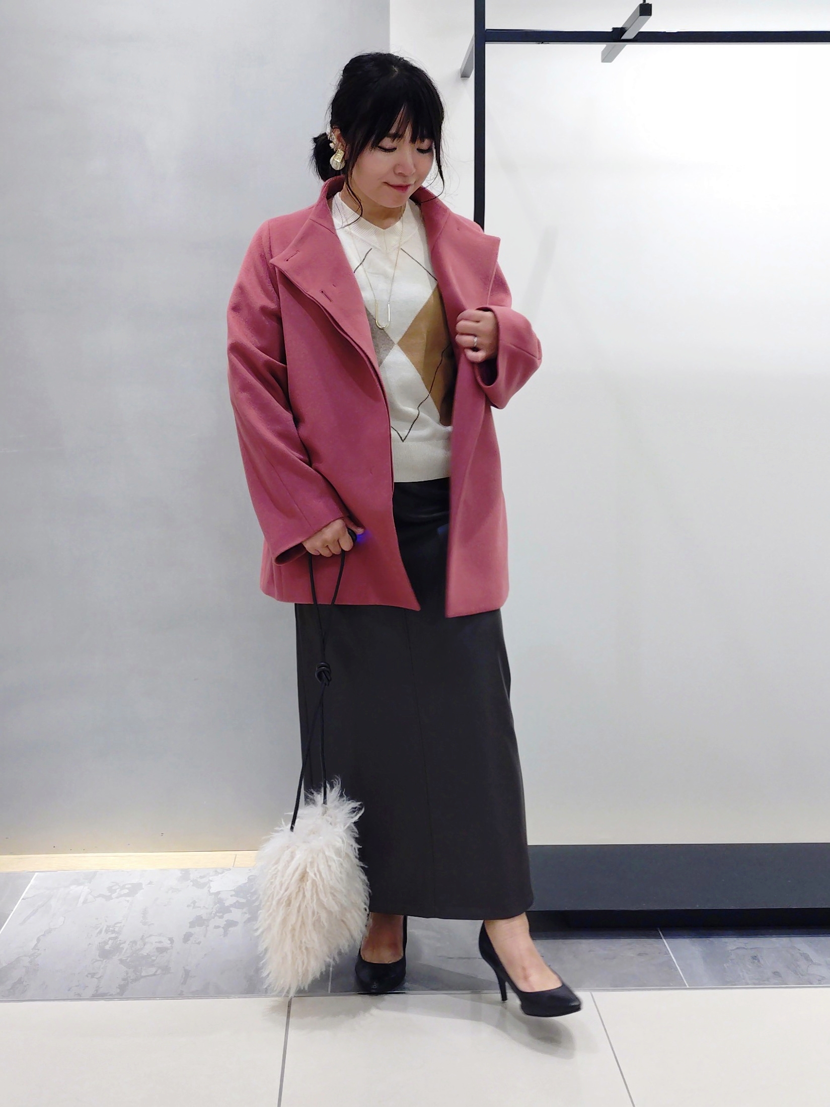 TOMOMIさんの「INDIVI｜【トレンド◎／軽量】カーリーファーポシェットバッグ」を使ったコーディネート