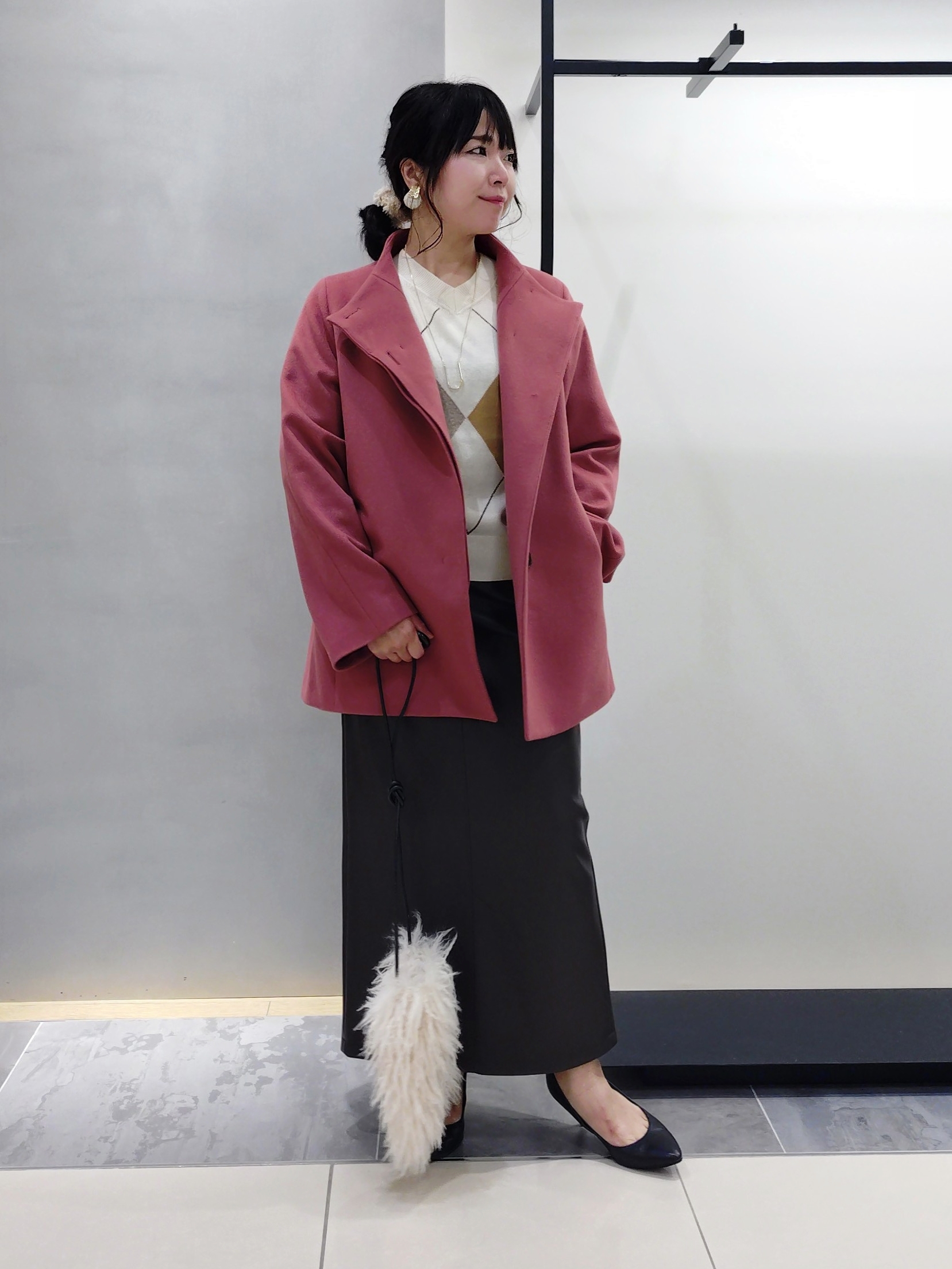 TOMOMIさんの「INDIVI｜【トレンド◎／軽量】カーリーファーポシェットバッグ」を使ったコーディネート