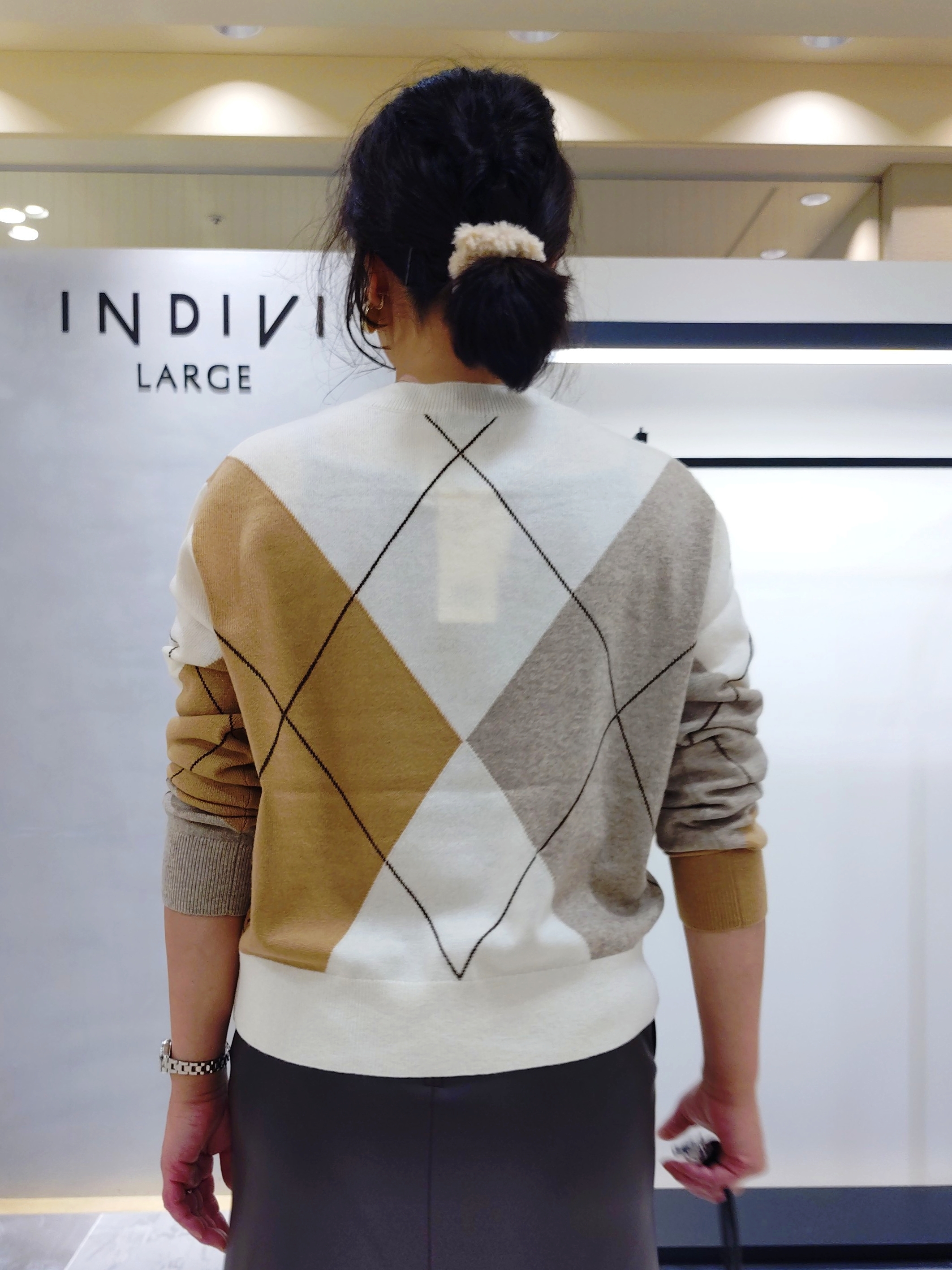 TOMOMIさんの「INDIVI｜【トレンド感◎／大人の光沢感】レザー調ナロースカート」を使ったコーディネート