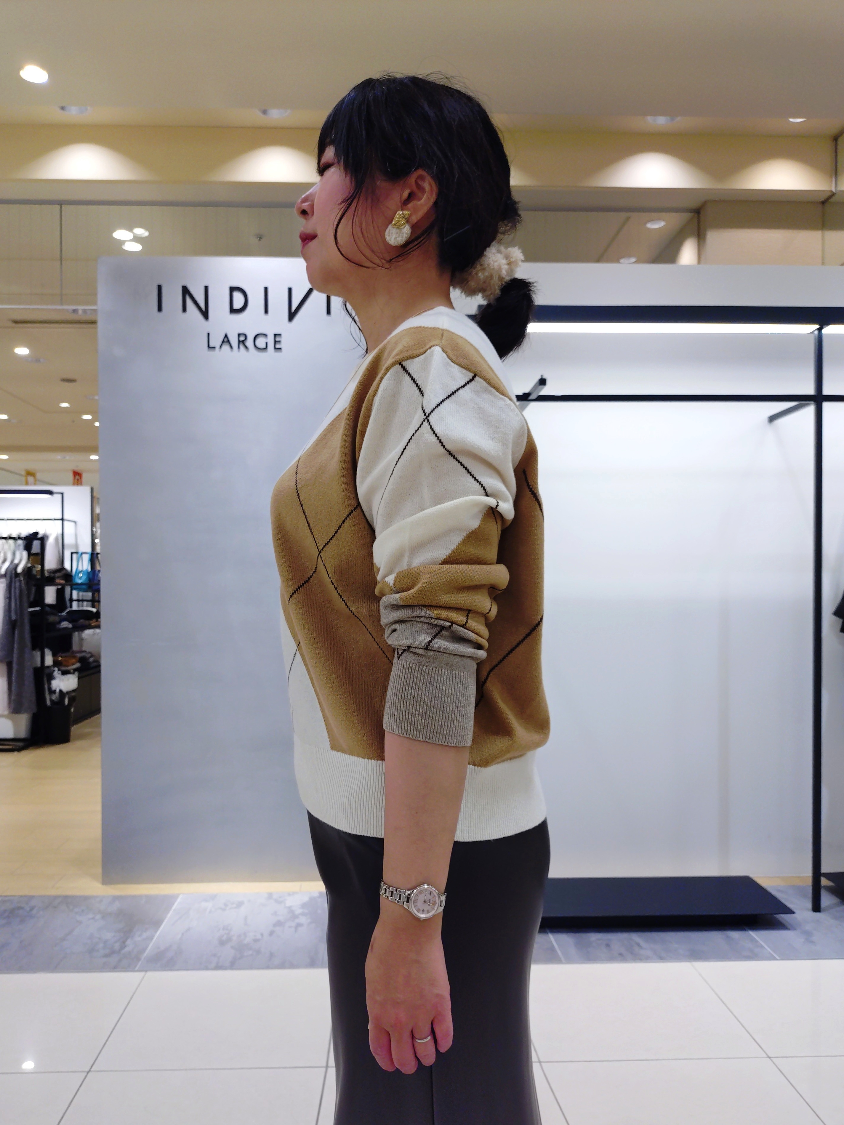 TOMOMIさんの「INDIVI｜【トレンド感◎／大人の光沢感】レザー調ナロースカート」を使ったコーディネート