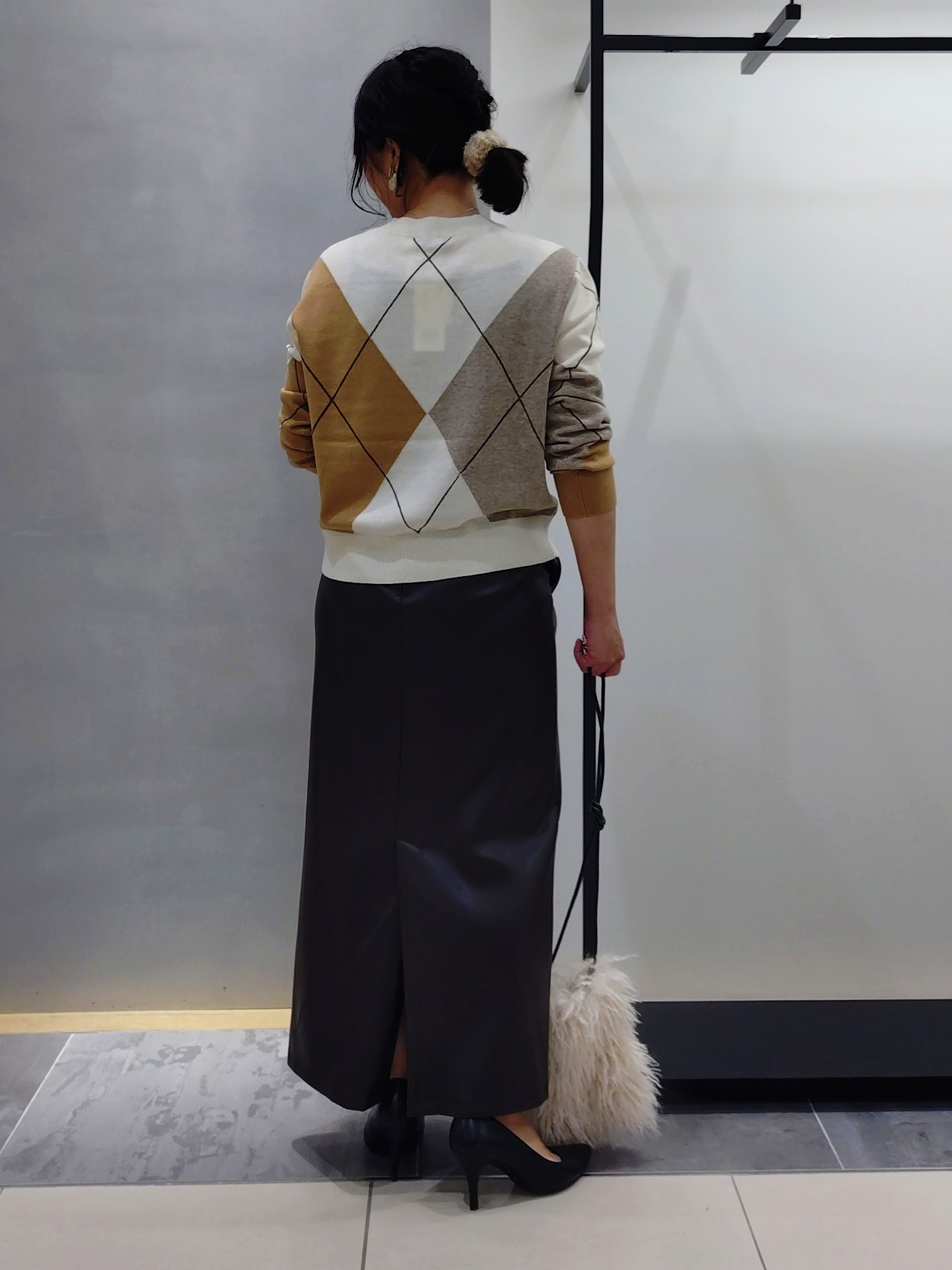 TOMOMIさんの「INDIVI｜【トレンド感◎／大人の光沢感】レザー調ナロースカート」を使ったコーディネート