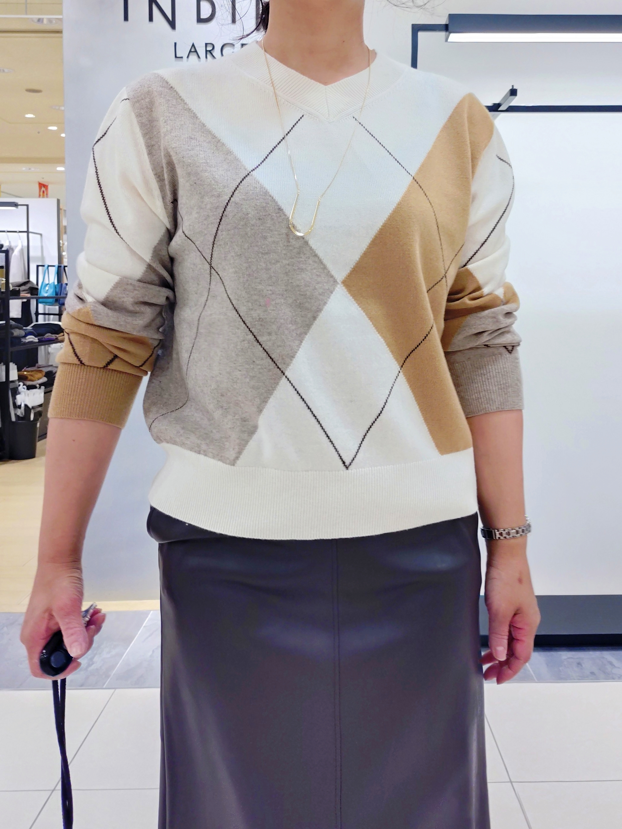 TOMOMIさんの「INDIVI｜【トレンド感◎／大人の光沢感】レザー調ナロースカート」を使ったコーディネート