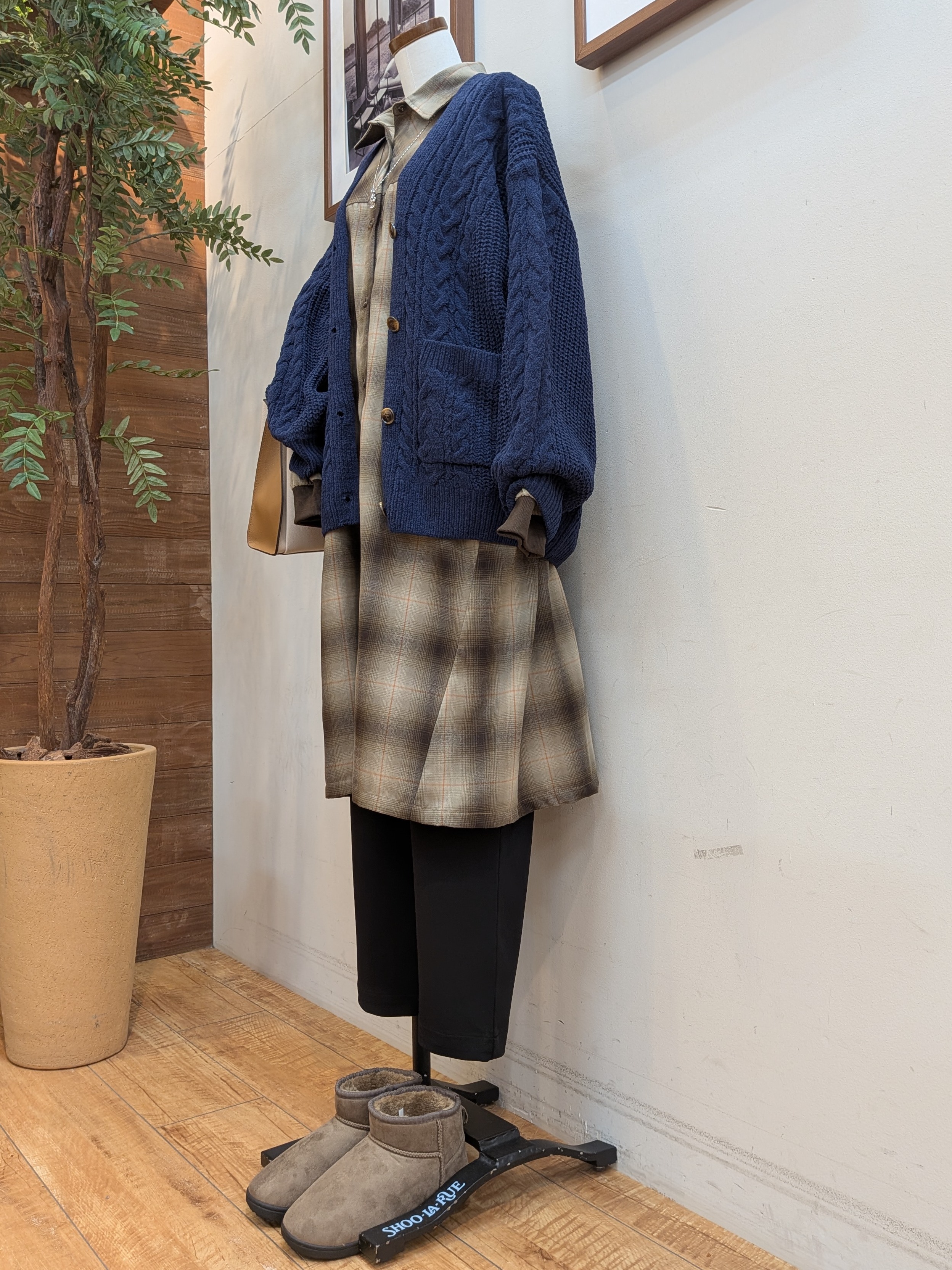 うっちーさんの「SHOO･LA･RUE｜【洗濯機可】もこもちモールケーブル Vネックカーディガン」を使ったコーディネート