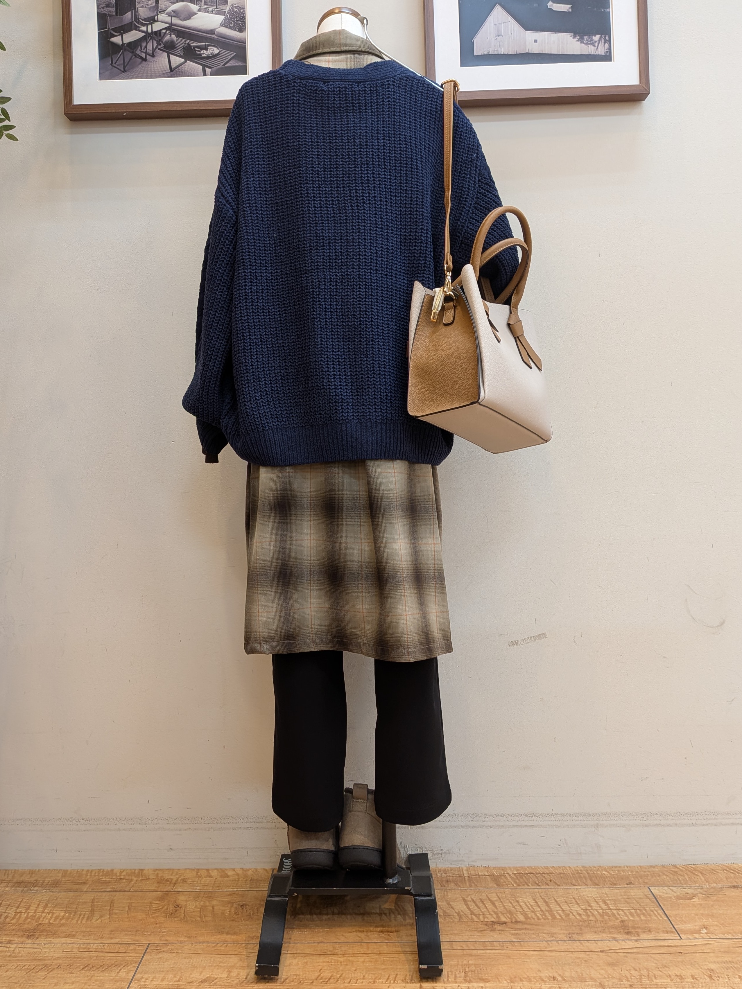 うっちーさんの「SHOO･LA･RUE｜【洗濯機可】もこもちモールケーブル Vネックカーディガン」を使ったコーディネート