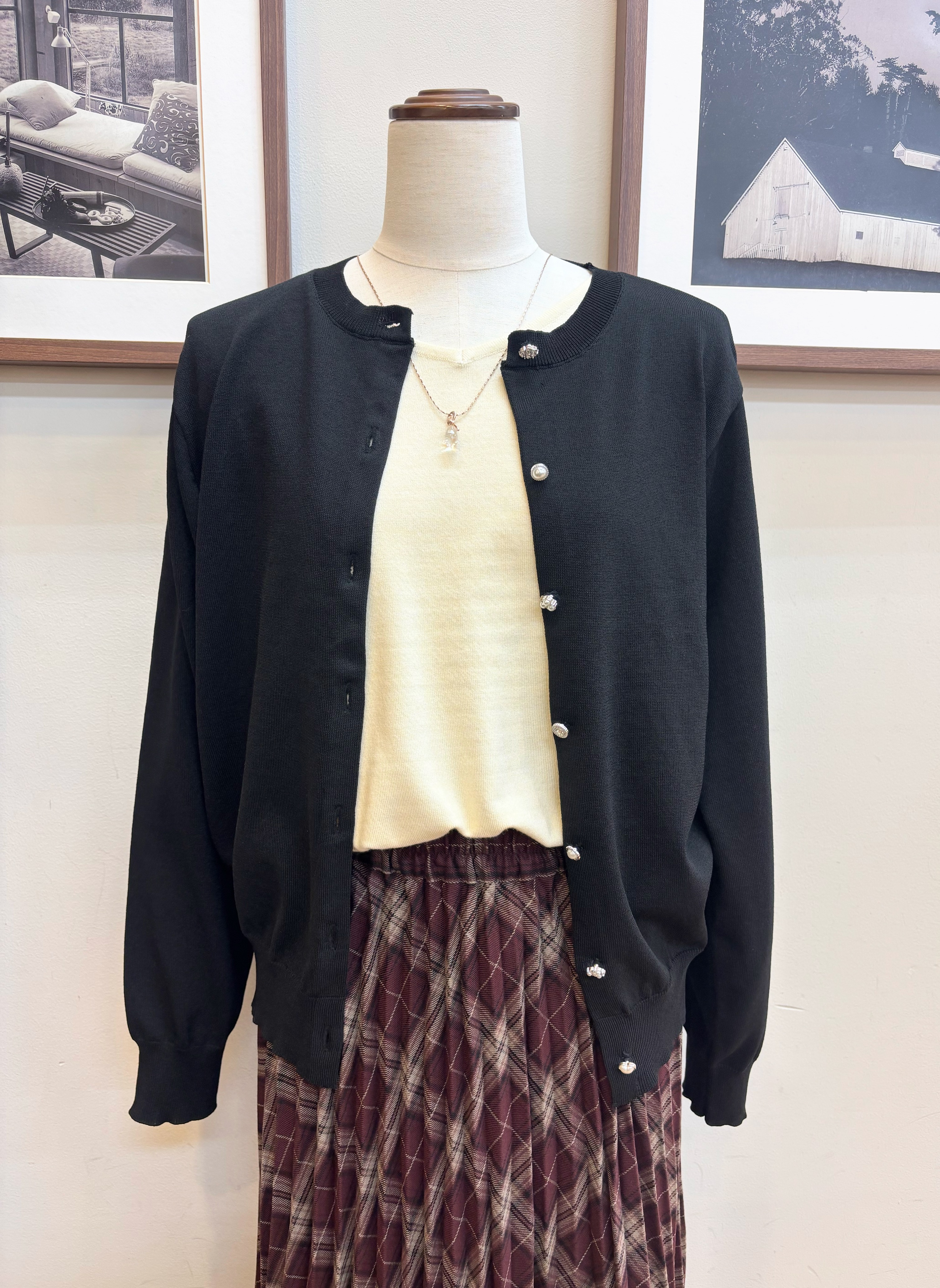 maiさんの「SHOO･LA･RUE｜【洗濯機可/S-LL】マルチボタンが品よく映えるカーディガン」を使ったコーディネート